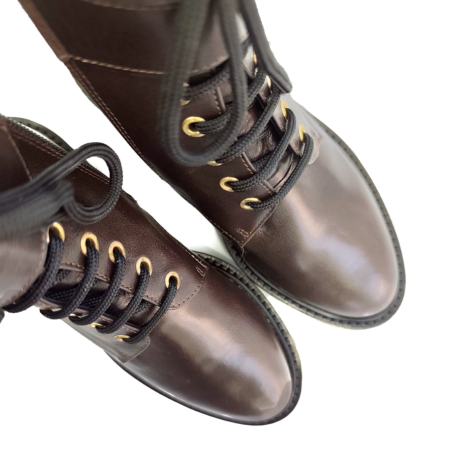 VERONIQUE-anfibio-vista-punta-vicino-paio-vitello-testa-di-moro