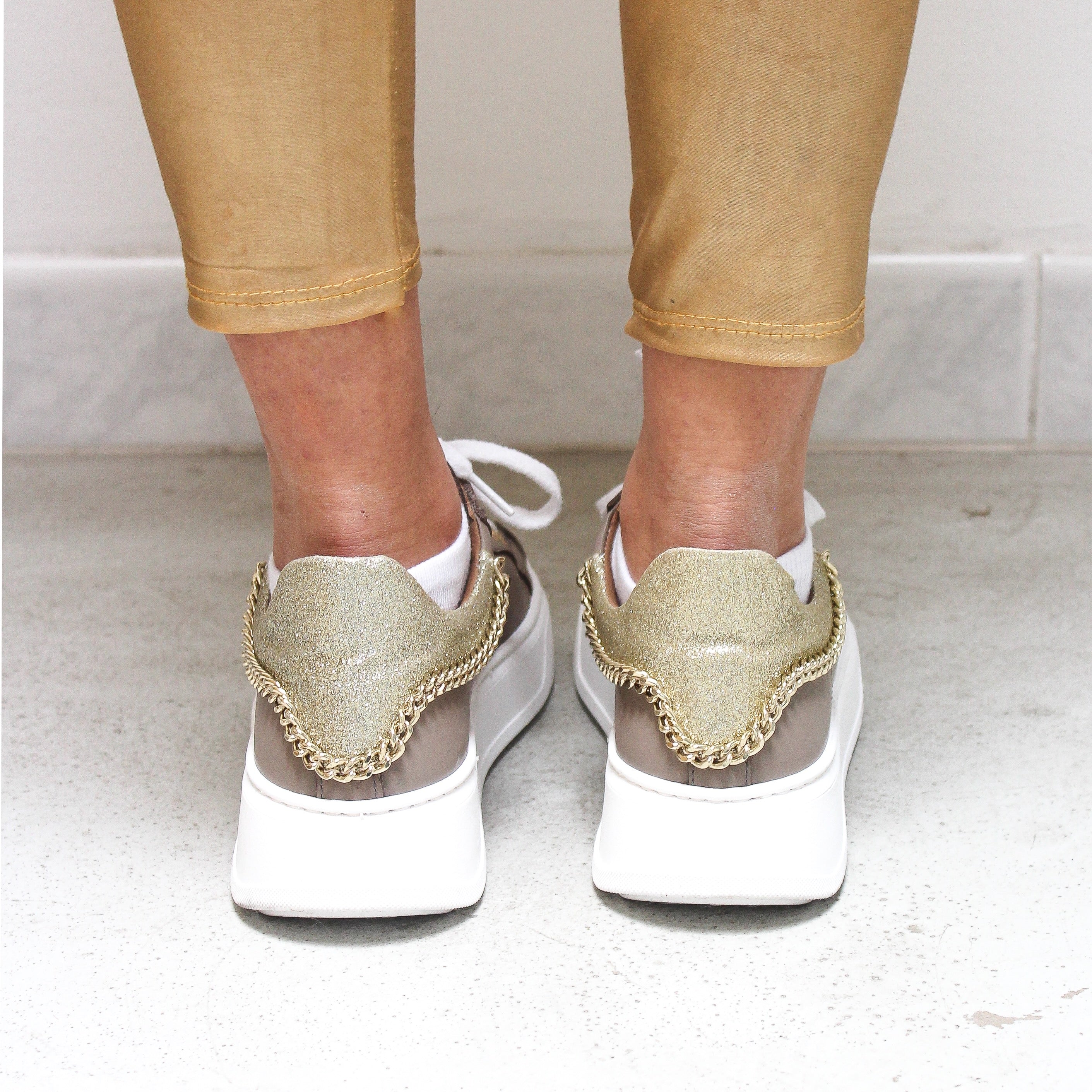 Mirandavitello-tortora-made-in-italy-vista-indossata-tallone