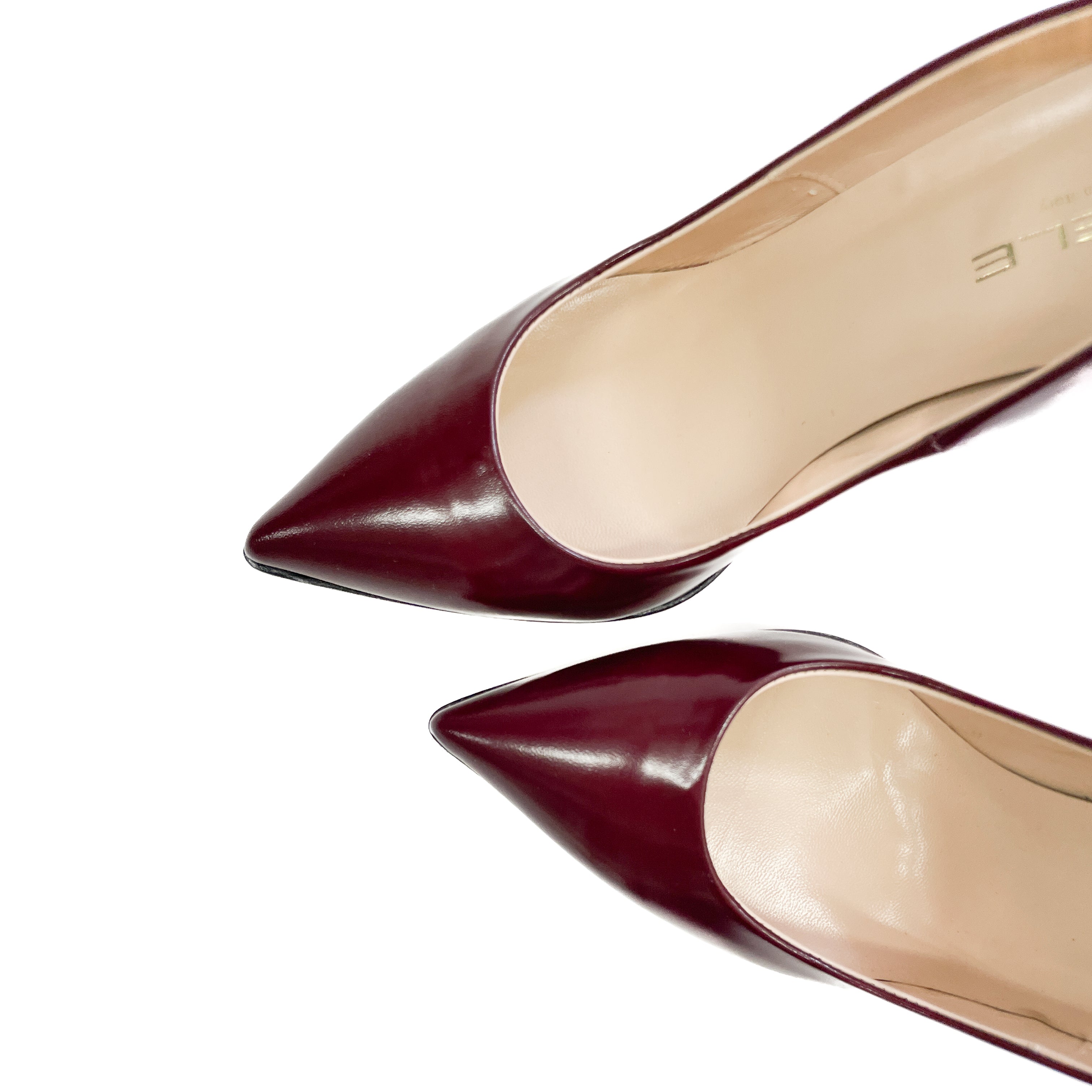 LETY-decollete-vista-punta-sopra-tagliata-vitello-abrasivato-bordeaux