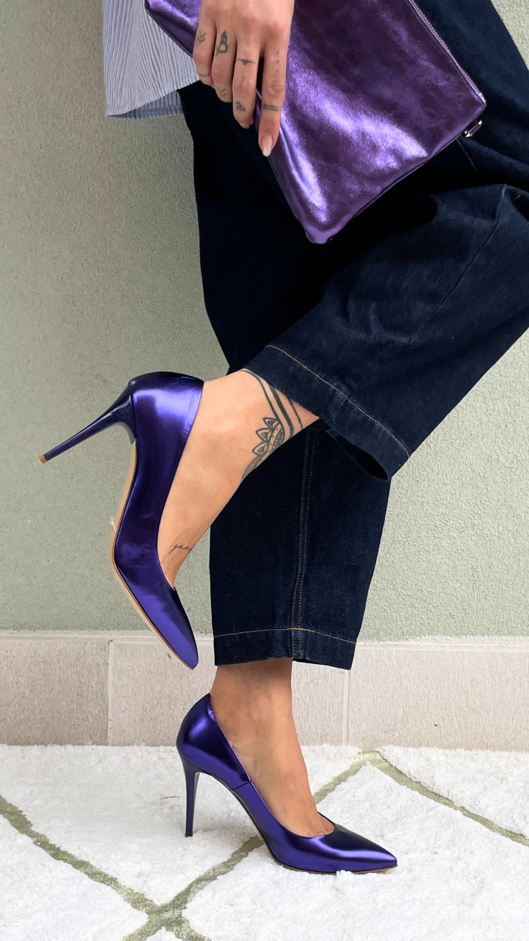 LETY-decollete-vista-indossato-tallone-laminato-viola-tacco-9