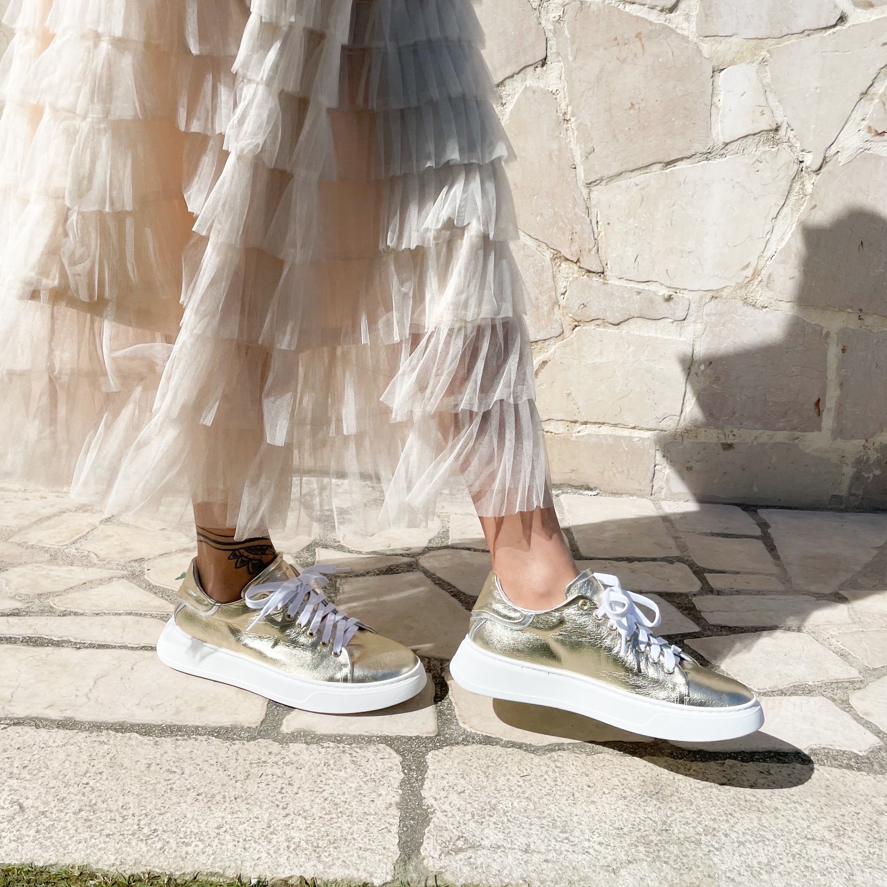 VALERIE-sneakers-vista-indossato-laterale-vicino-laminato-platino-laminato-argento