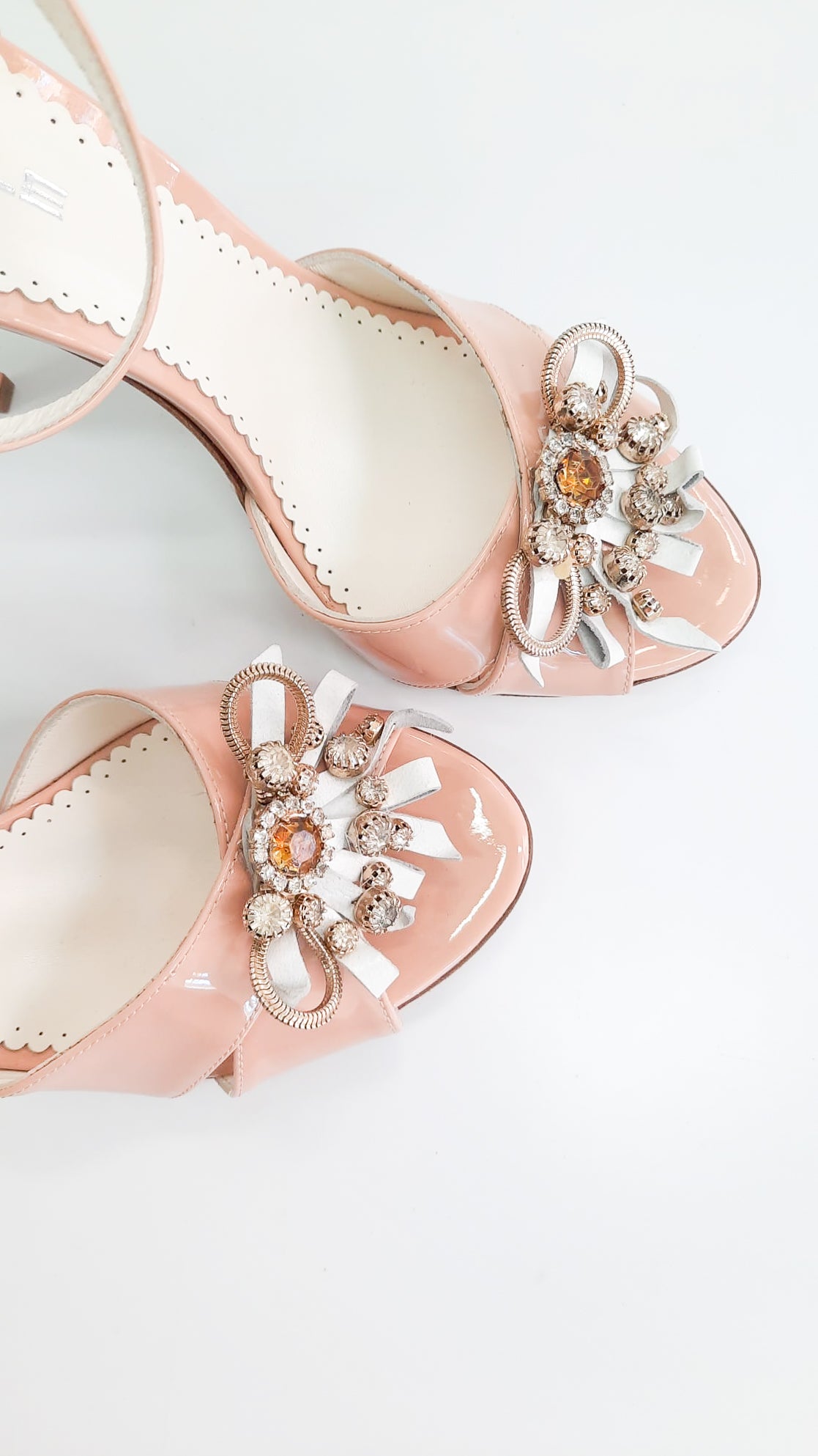 PEONIA-STRASS-sandalo-vista-punta-sinistra-paio-vernice-nudo-strass