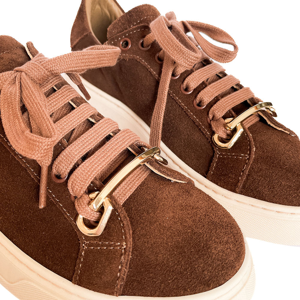 VIENNA-sneakers-vista-accessorio-oro-camoscio-marrone-accessorio-oro