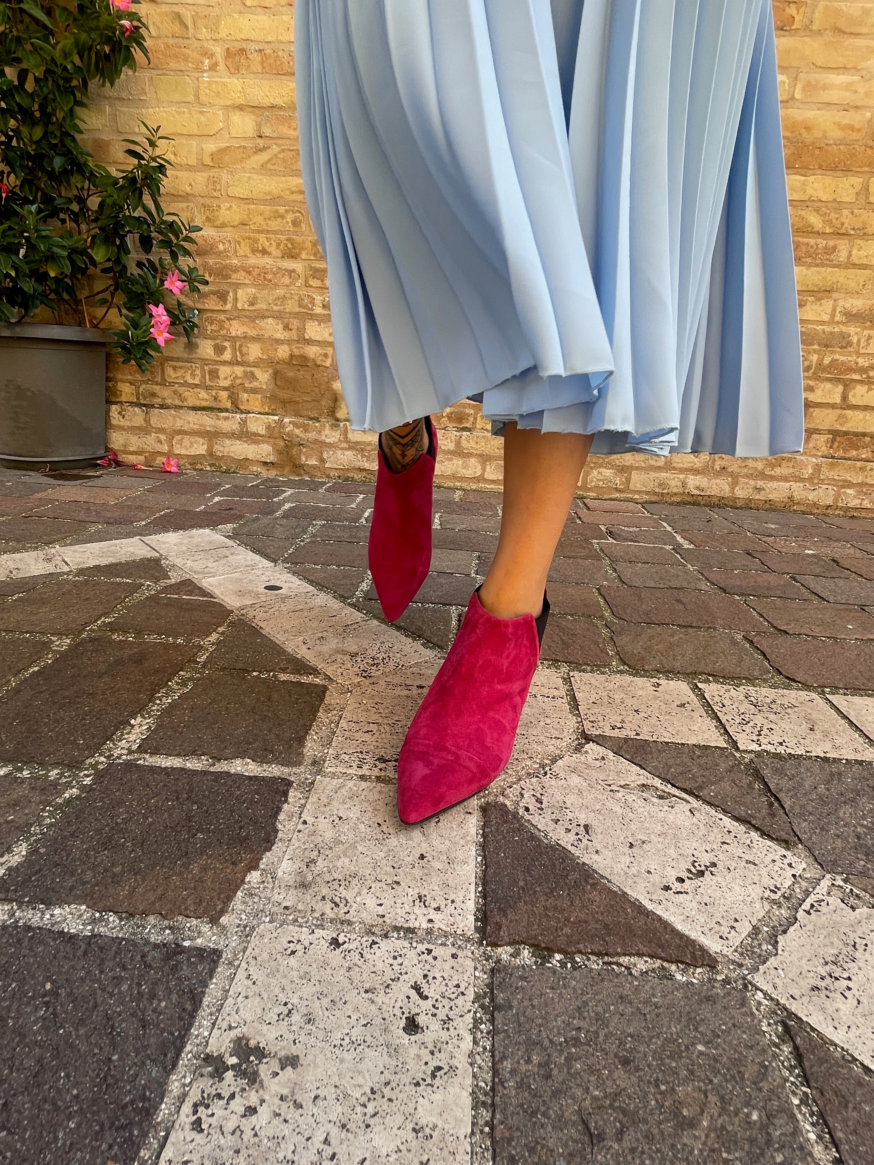 LONDRA-stivaletto-giroforma-vista-indossato-punta-camoscio-porpora