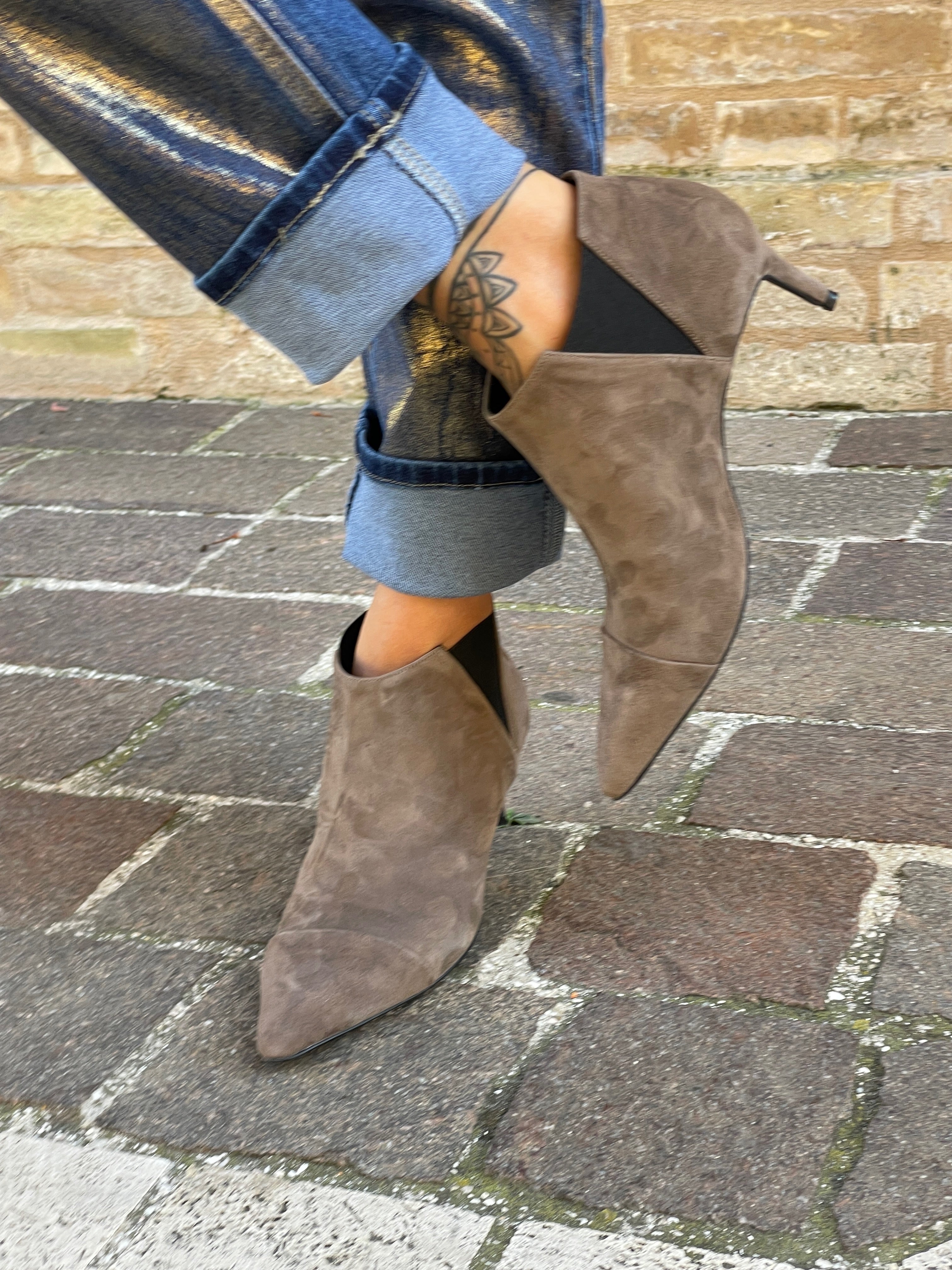 LONDRA-stivaletto-giroforma-vista-indossato-punta-camoscio-taupe