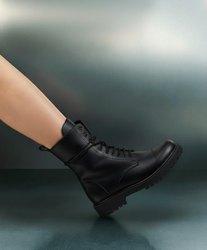 AMSTERDAM-anfibio-vista-indossato-singolo-stivaletto-donna-pelle-vitello-nero-suola-dentellata