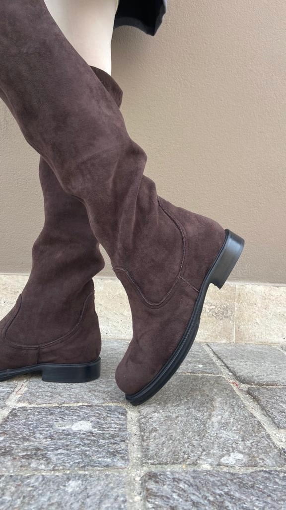 LEONORA-stivale-vista-indossato-tacco-vicino-camoscio-stretch-cioccolato