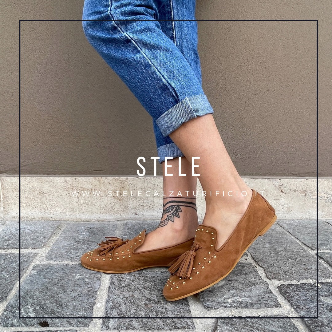 PATRASSO-mocassino-vista-indossato-laterale-camoscio-cuoio