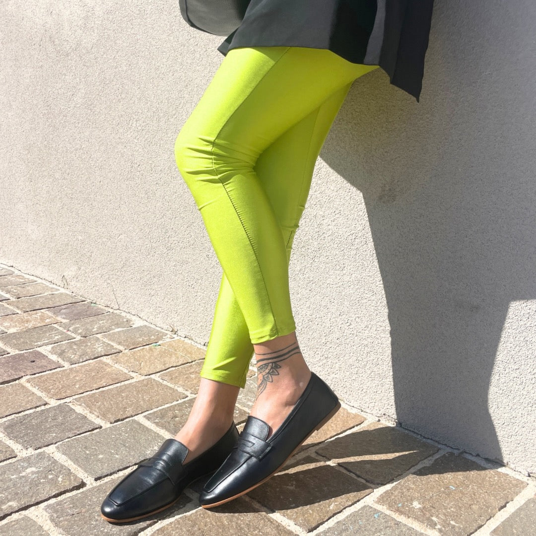 ATENE-mocassino-vista-indossato-laterale-appoggiata-nappa-nera