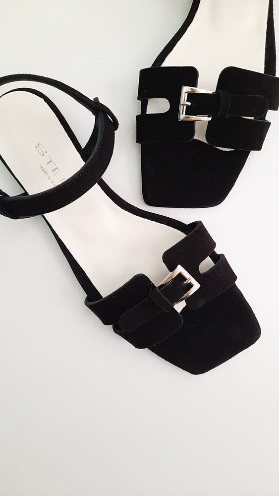 MILOS-sandalo-basso-vista-punta-sopra-paio-camoscio-nero