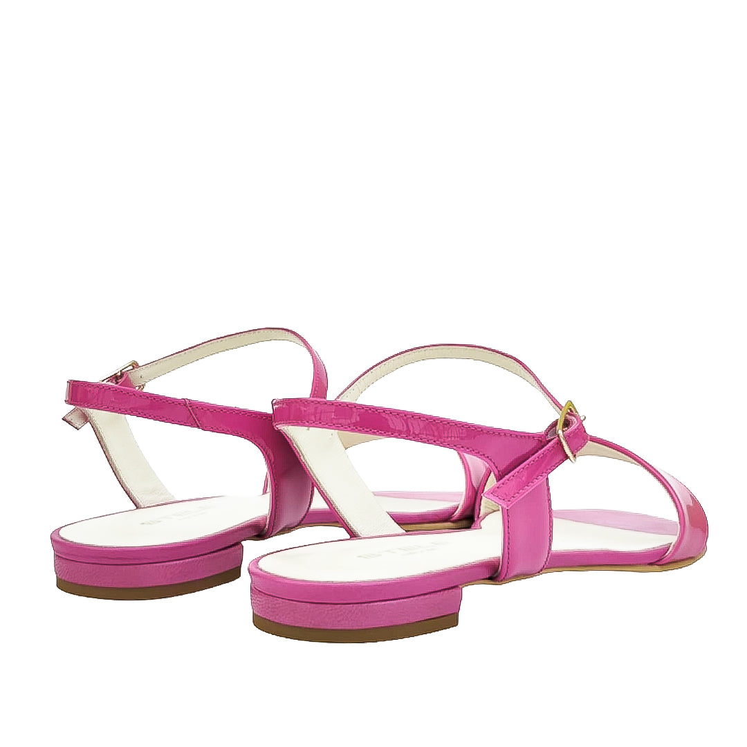 ITACA-sandalo-basso-vista-tallone-laterale-paio-vernice-fucsia
