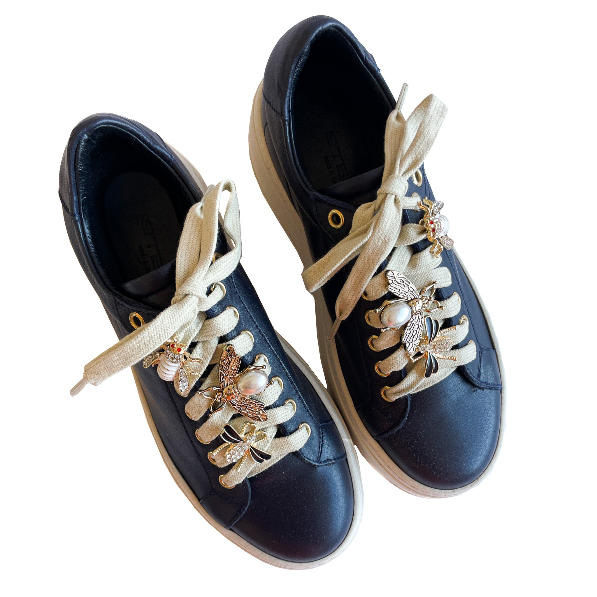 BETTY-sneakers-vista-punta-sopra-paio-vitello-blu-accessori