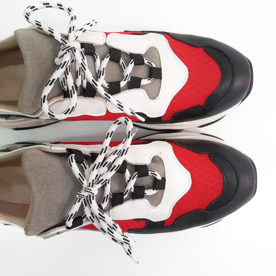 MONTECOSARO-sneakers-vista-punta-sopra-vitello-bianco-e-nero-camoscio-grigio-tessuto-rosso