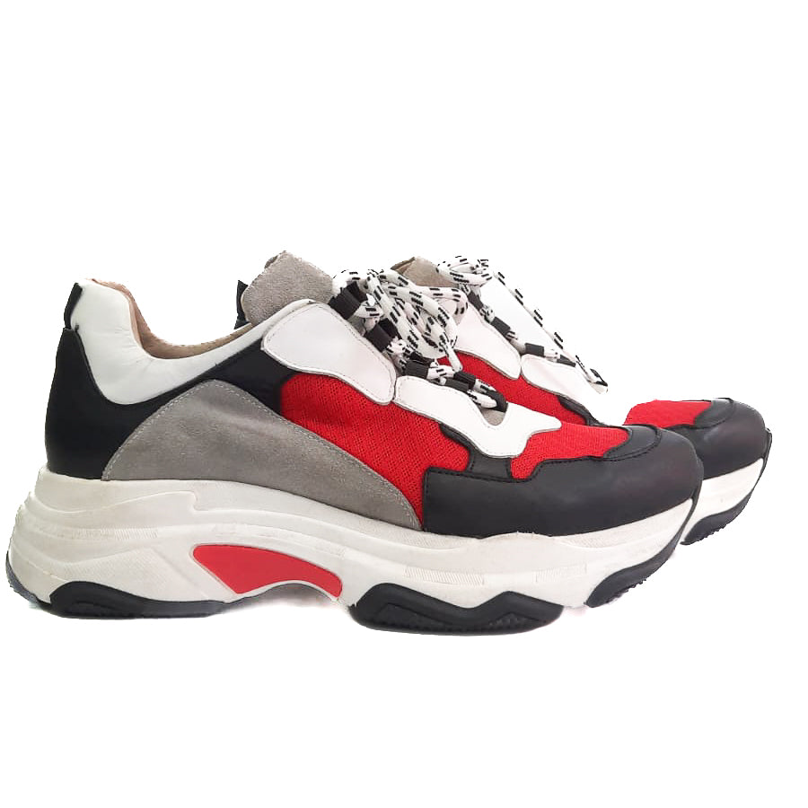 MONTECOSARO-sneakers-vista-laterale-paio-vitello-bianco-e-nero-camoscio-grigio-tessuto-rosso