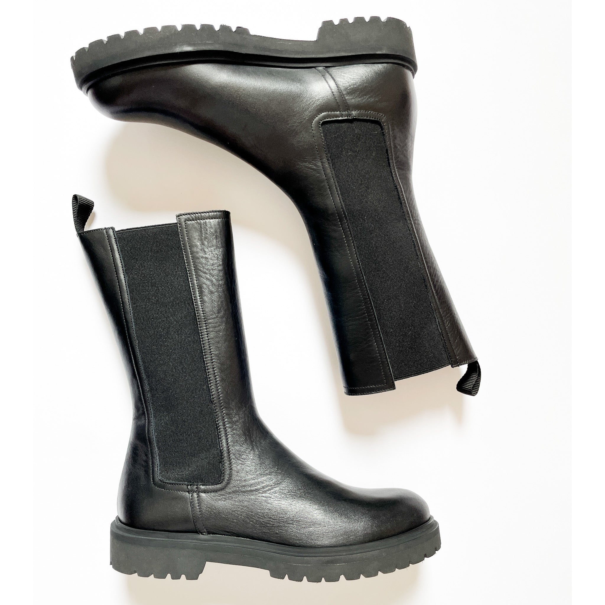 FIASTRA-beatles-vista-laterale-sopra-paio-vitello-nero