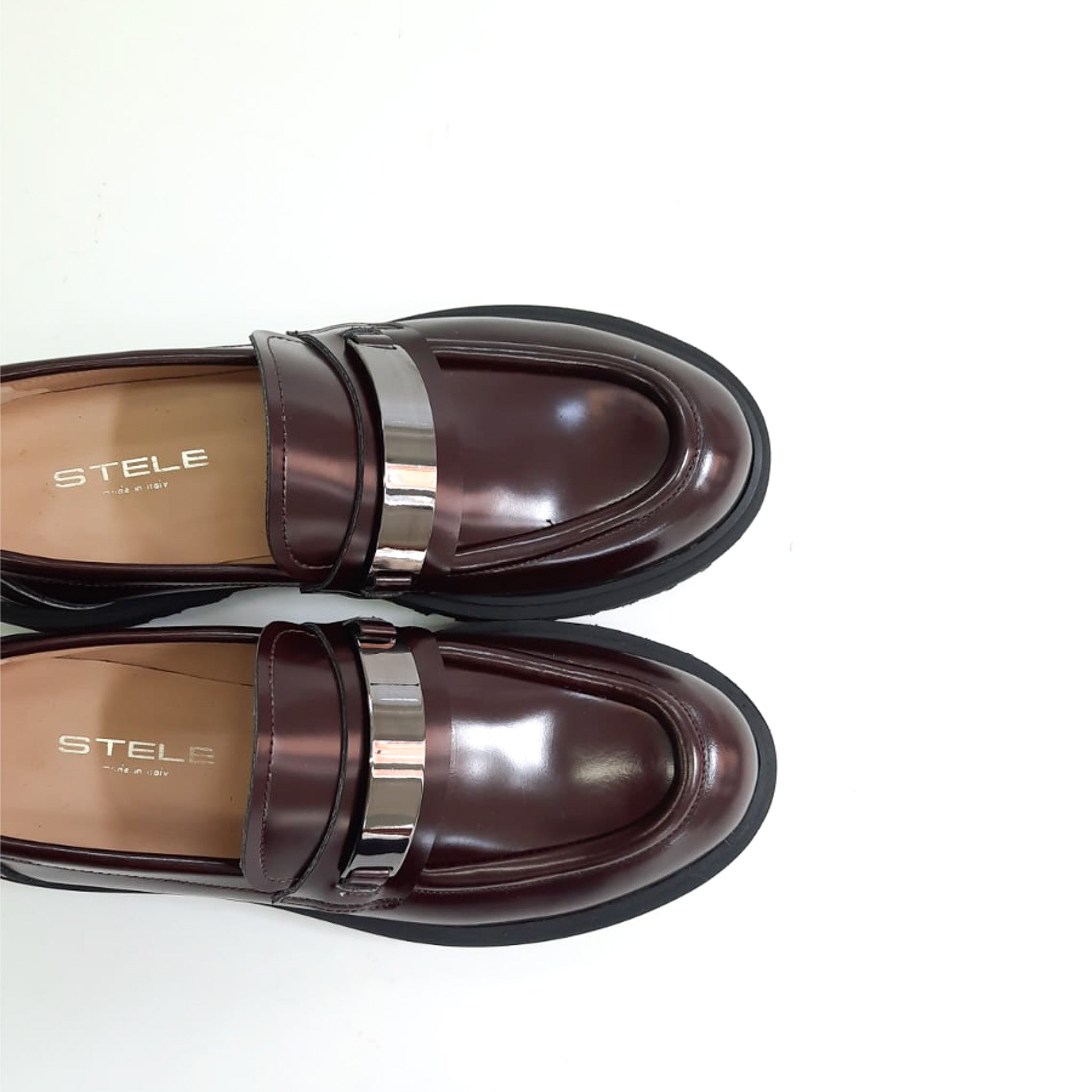 GROTTAMMARE-mocassino-vista-punta-dettaglio-accessorio-vitello-abrasivato-bordeaux