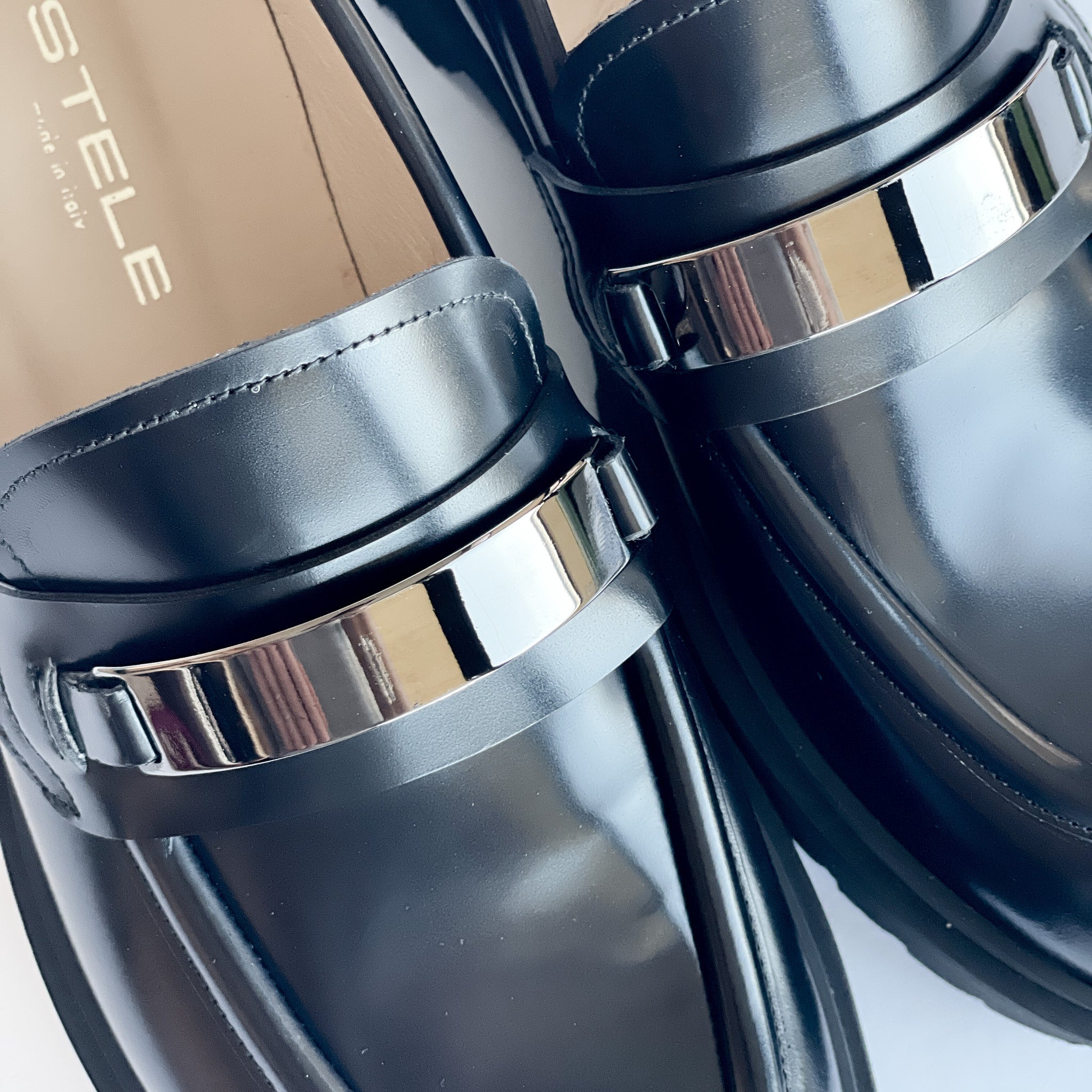 GROTTAMMARE-mocassino-vista-accessorio-vitello-abrasivato-nero-accessorio-cdf