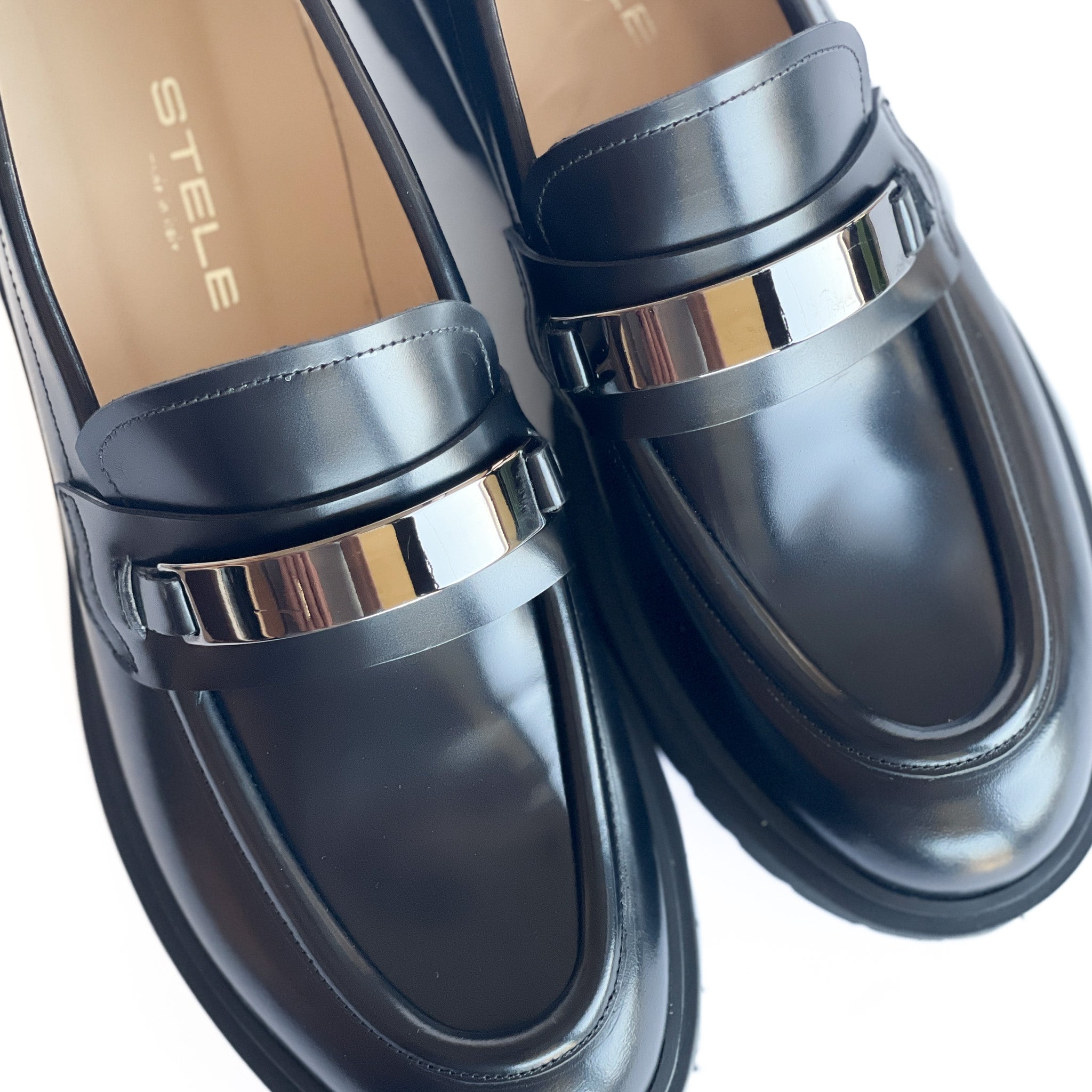 GROTTAMMARE-mocassino-vista-punta-vitello-abrasivato-nero-accessorio-cdf