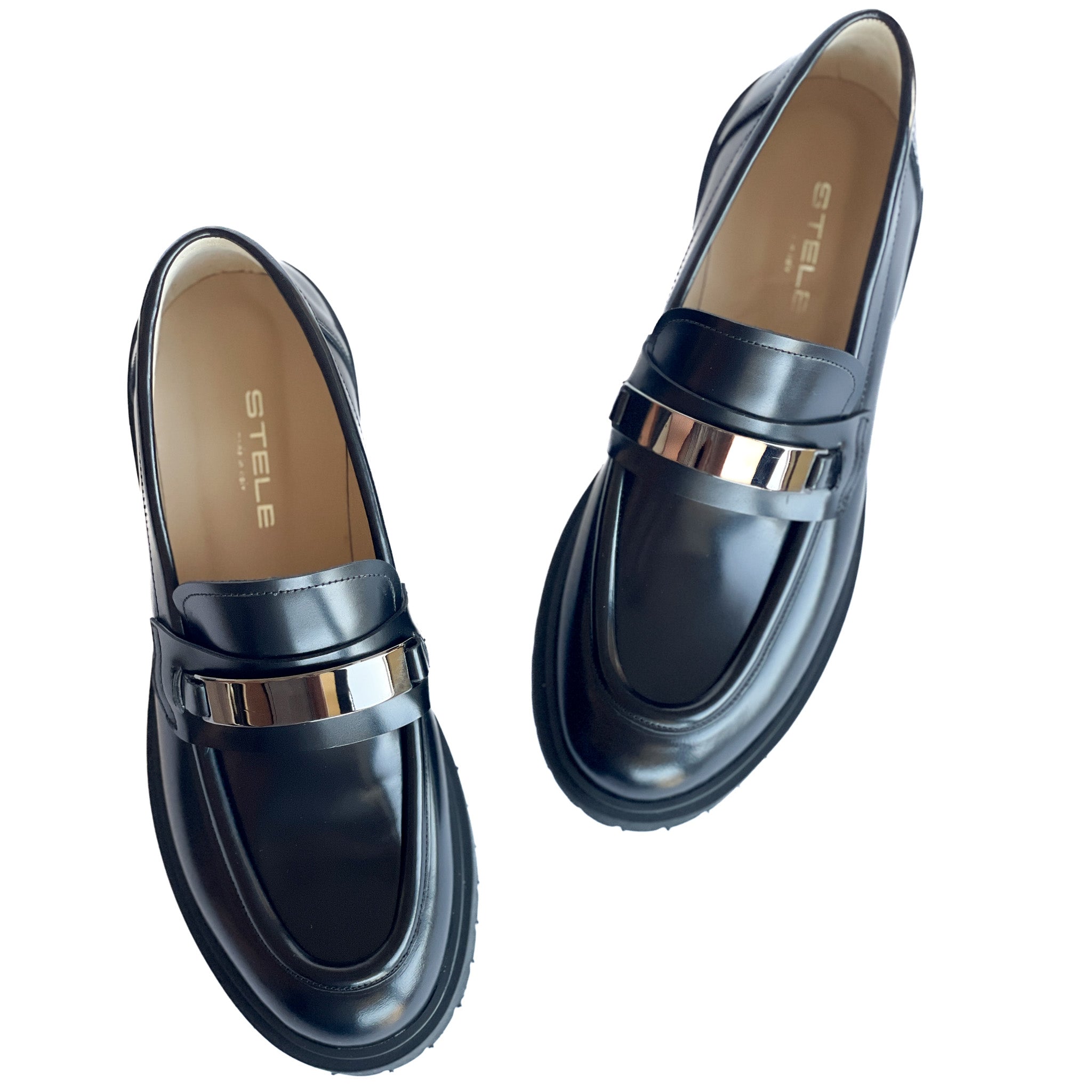 GROTTAMMARE-mocassino-vista-punta-sopra-vitello-abrasivato-nero-accessorio-cdf