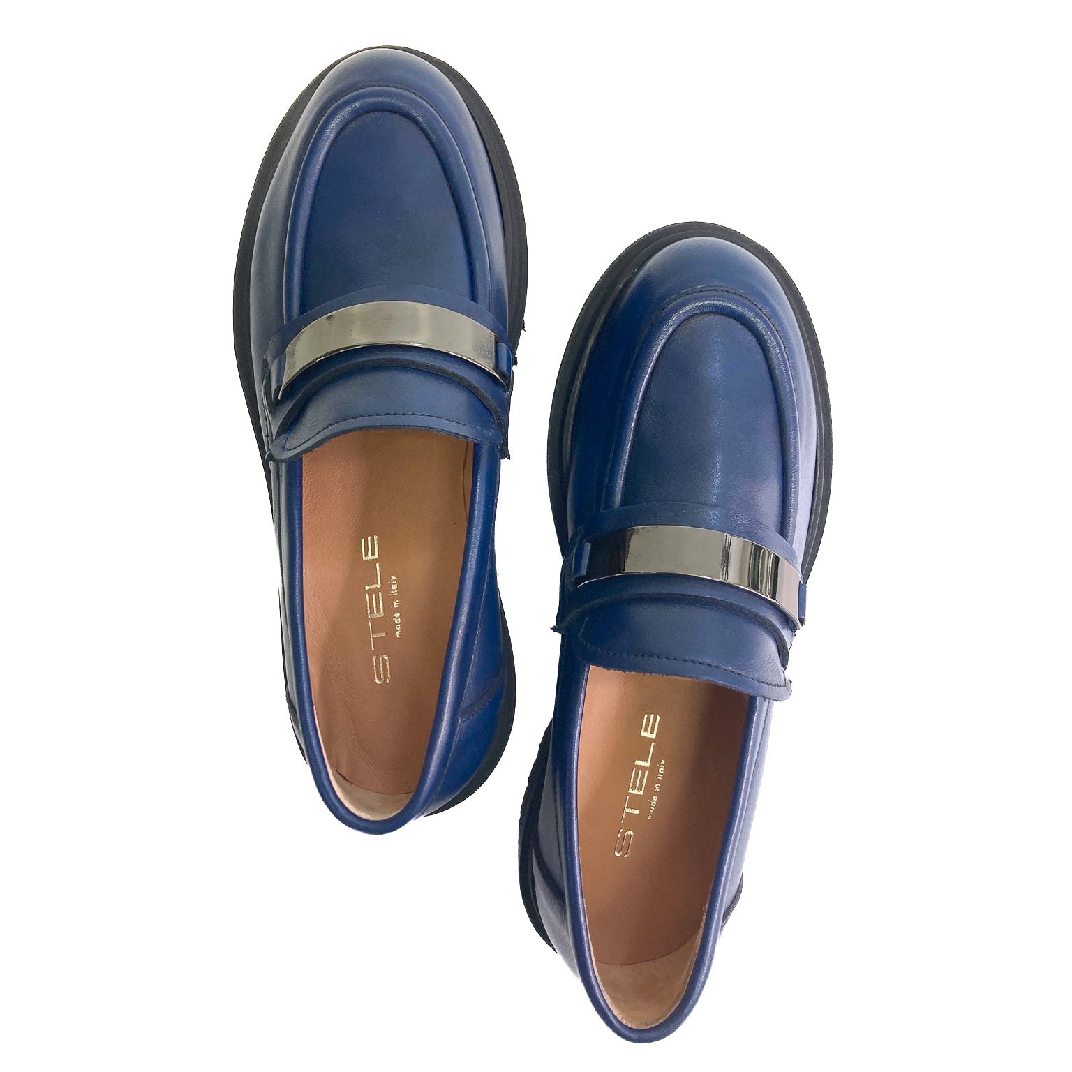 GROTTAMMARE-mocassino-vista-punta-sopra-paio-vitello-blu-royal-accessorio-cdf