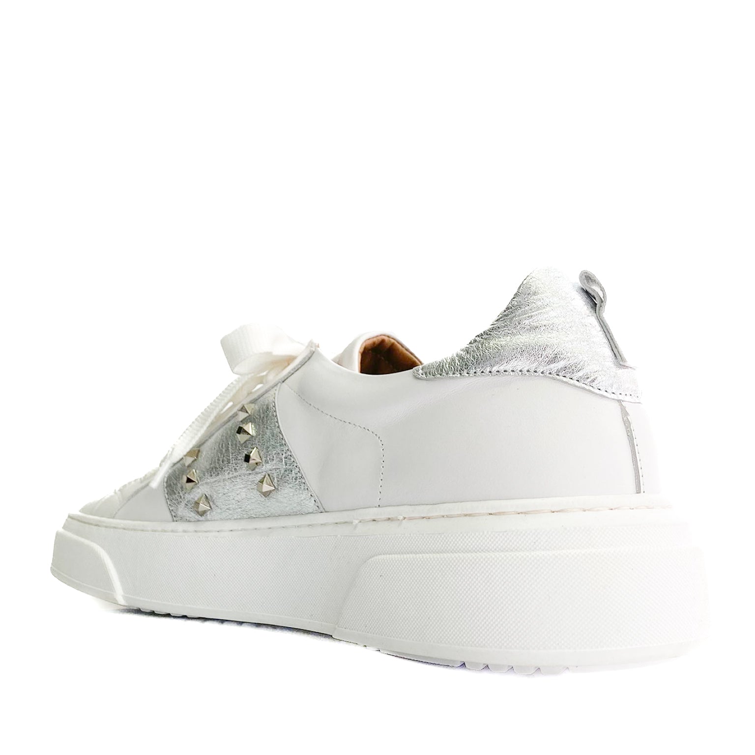 ADELE-sneakers-vista-tallone-singola-vitello-bianco-laminato-argento-borchie