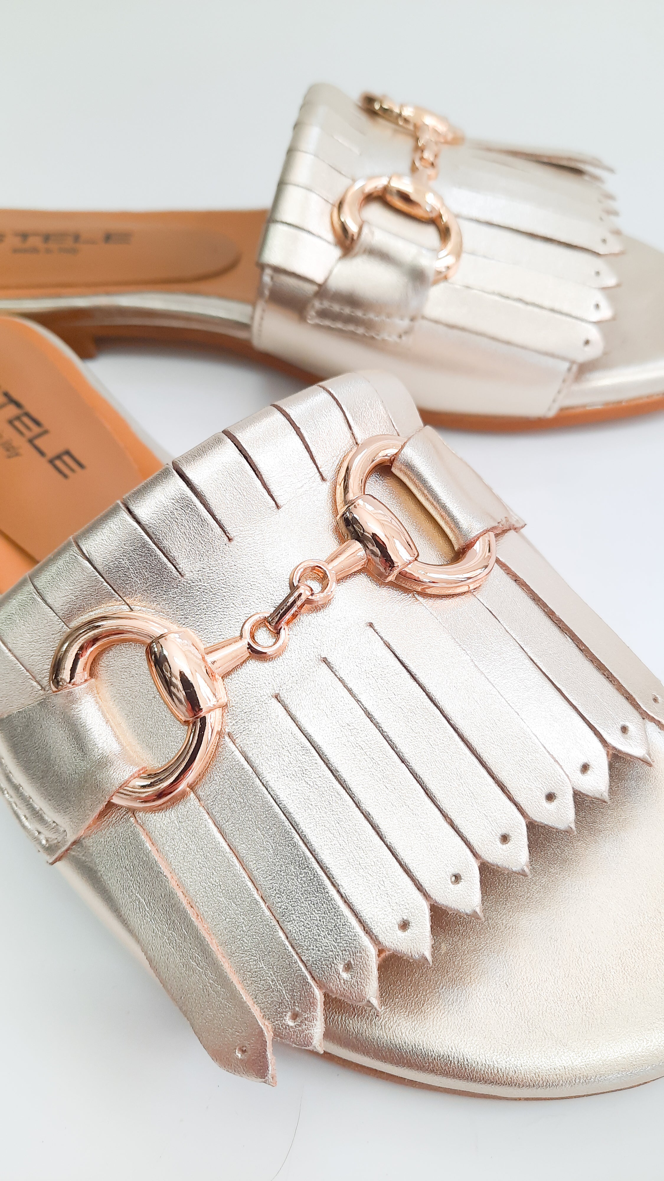 MARIPOSA-ciabattina-vista-dettaglio-frange-laminato-platino
