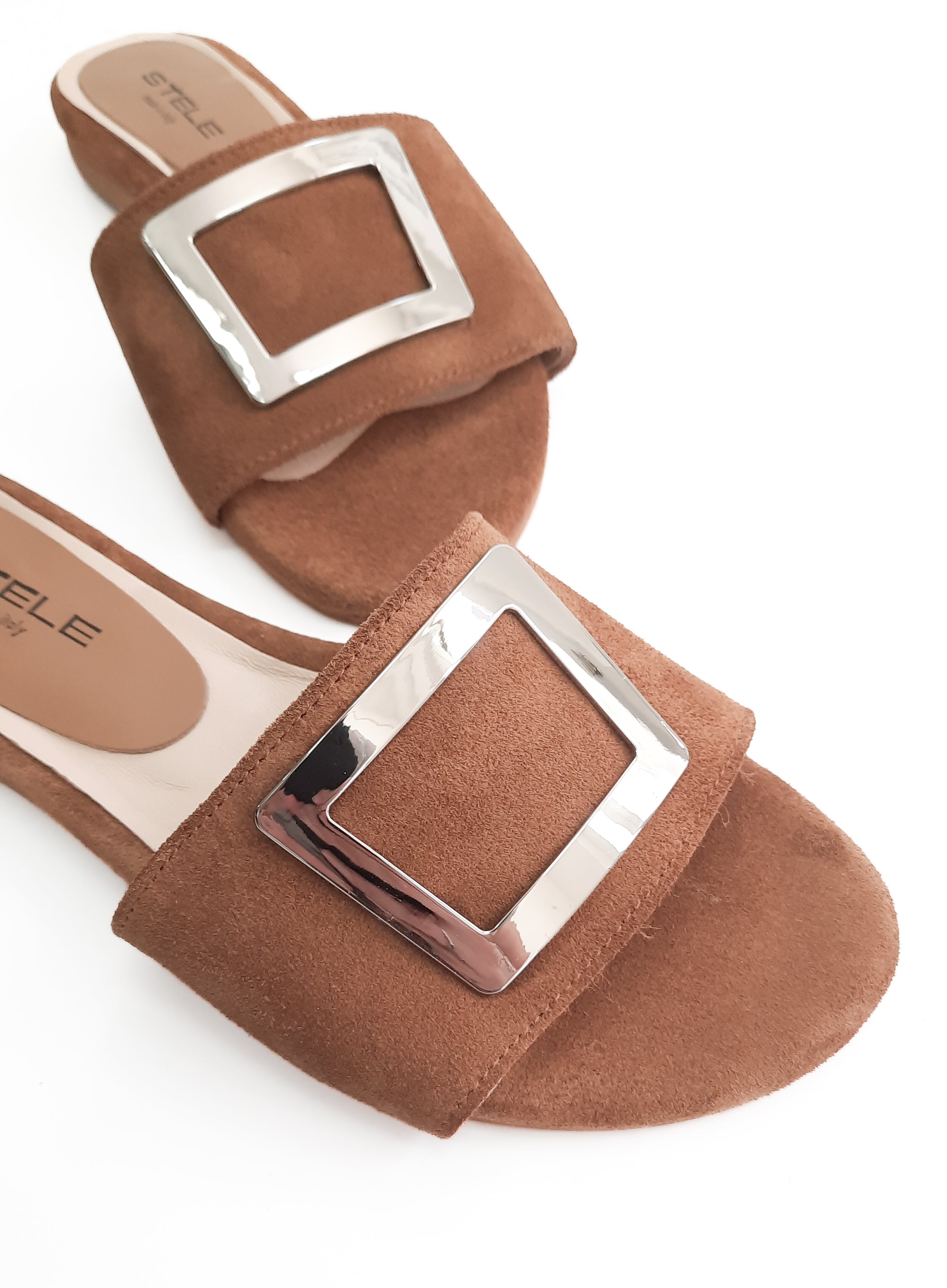 Accessorio nickel sagomato su ciabattina Guinda in camoscio cuoio dettaglio punta