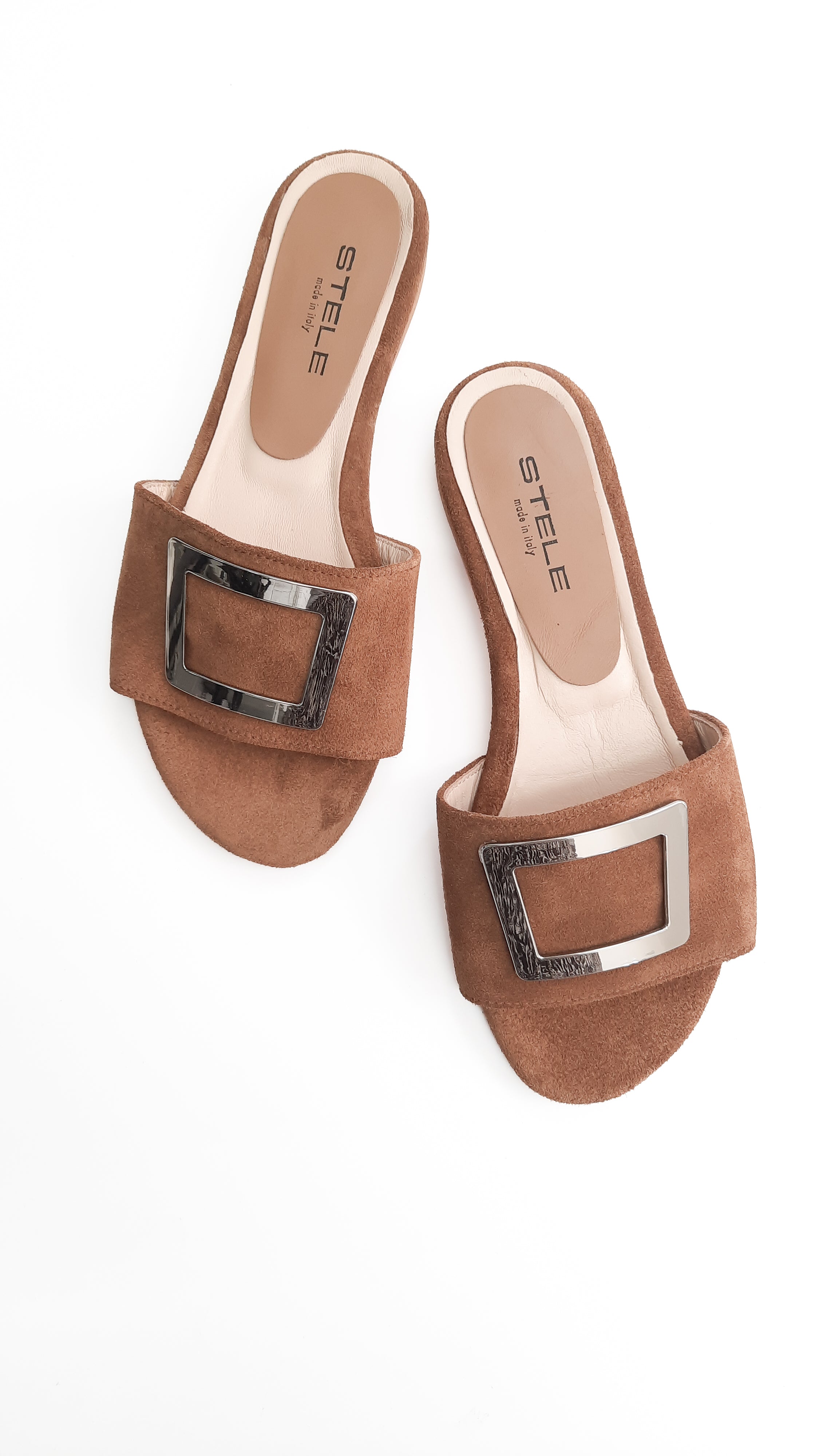 Ciabattine Guinda camoscio cuoio vista dall alto con accessorio nickel