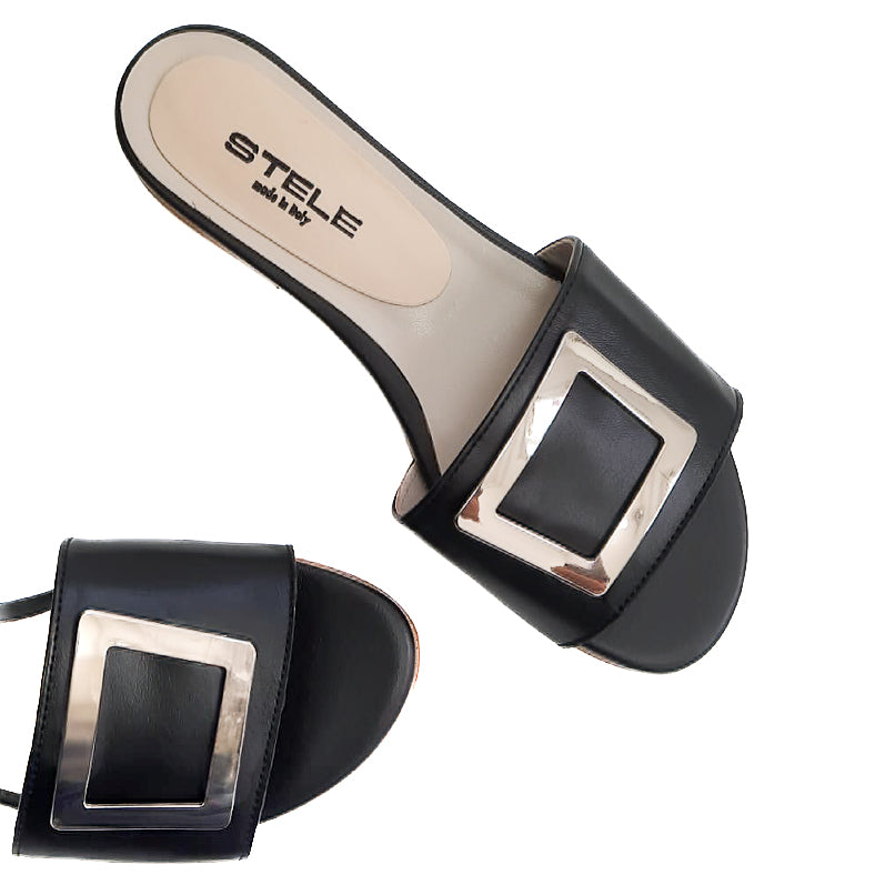 Ciabattina Guinda in pelle nappa nera vista da sopra angolata laterale e parziale ciabatta destra