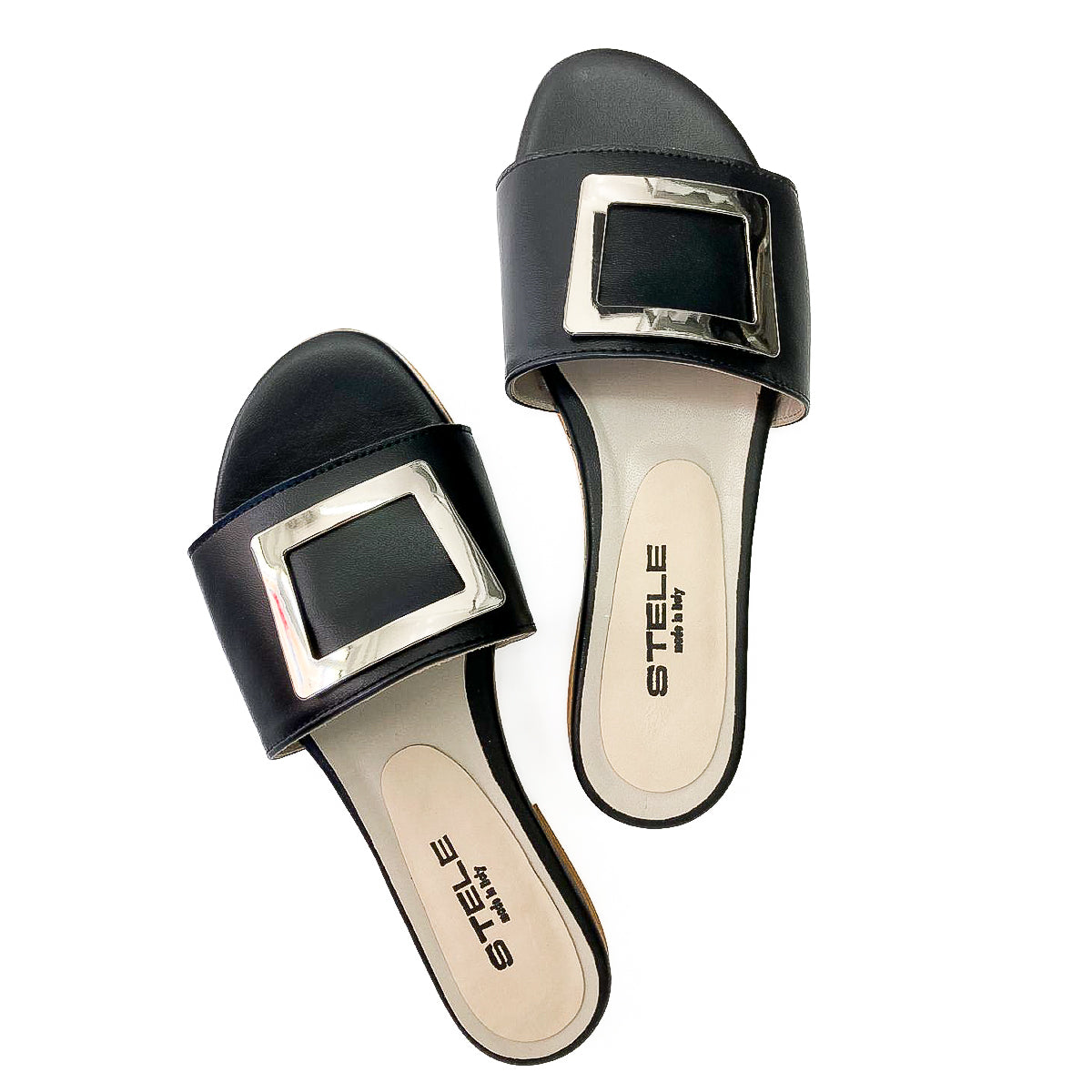 Ciabattina Guinda in pelle nappa nera vista dall alto con punta verso l alto