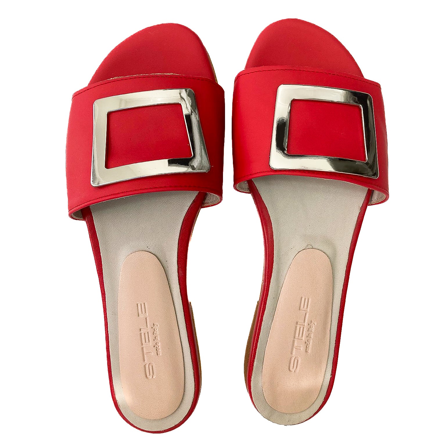 Dettaglio punta ciabattina Guinda in nappa rossa vista da sopra con accessorio nickel