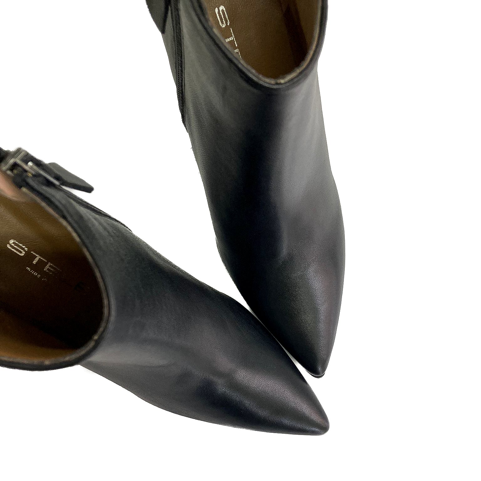 CLOE-tronchetto-stivaletto-vista-punta-sopra-paio-nappa-nera