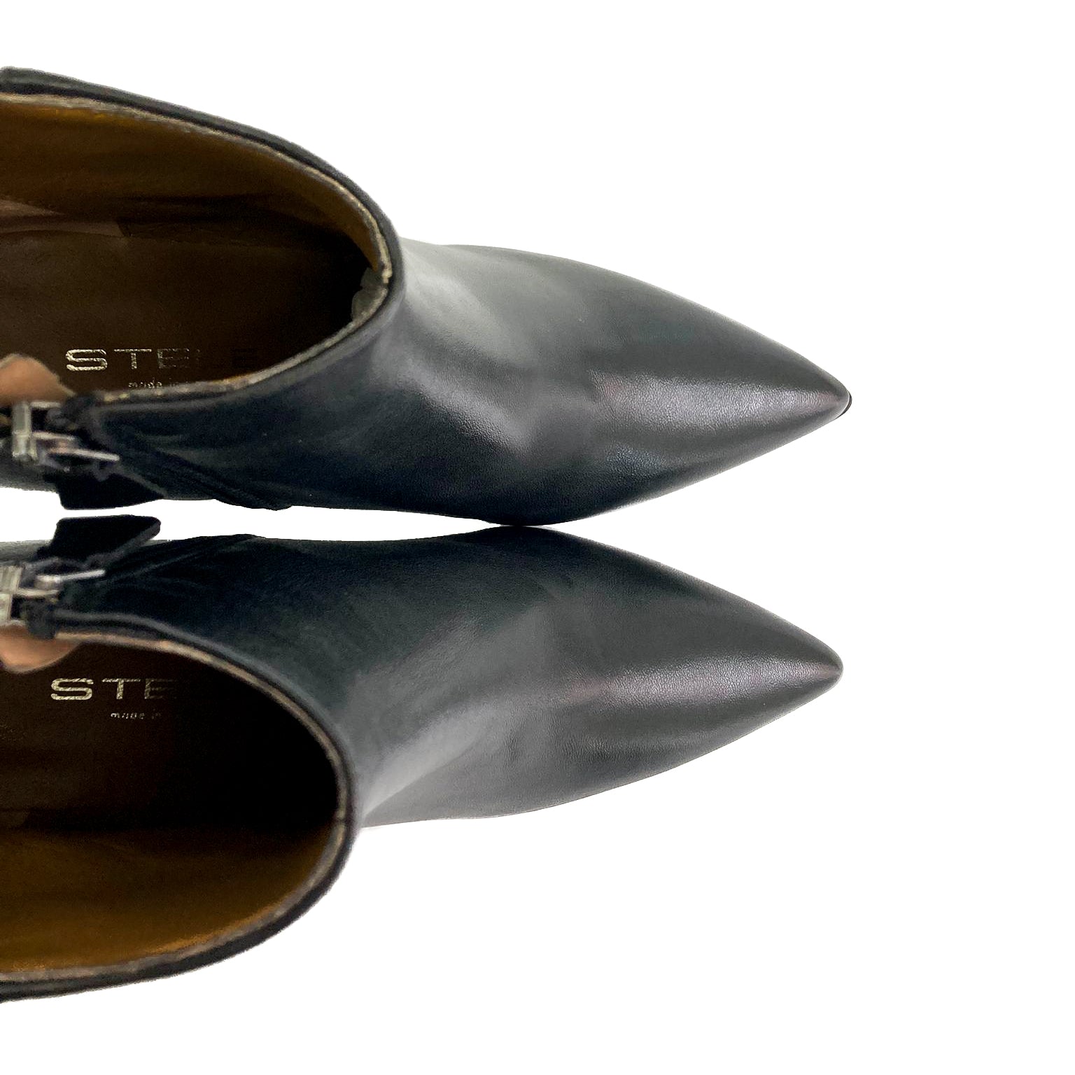 CLOE-tronchetto-stivaletto-vista-punta-sopra-nappa-nera