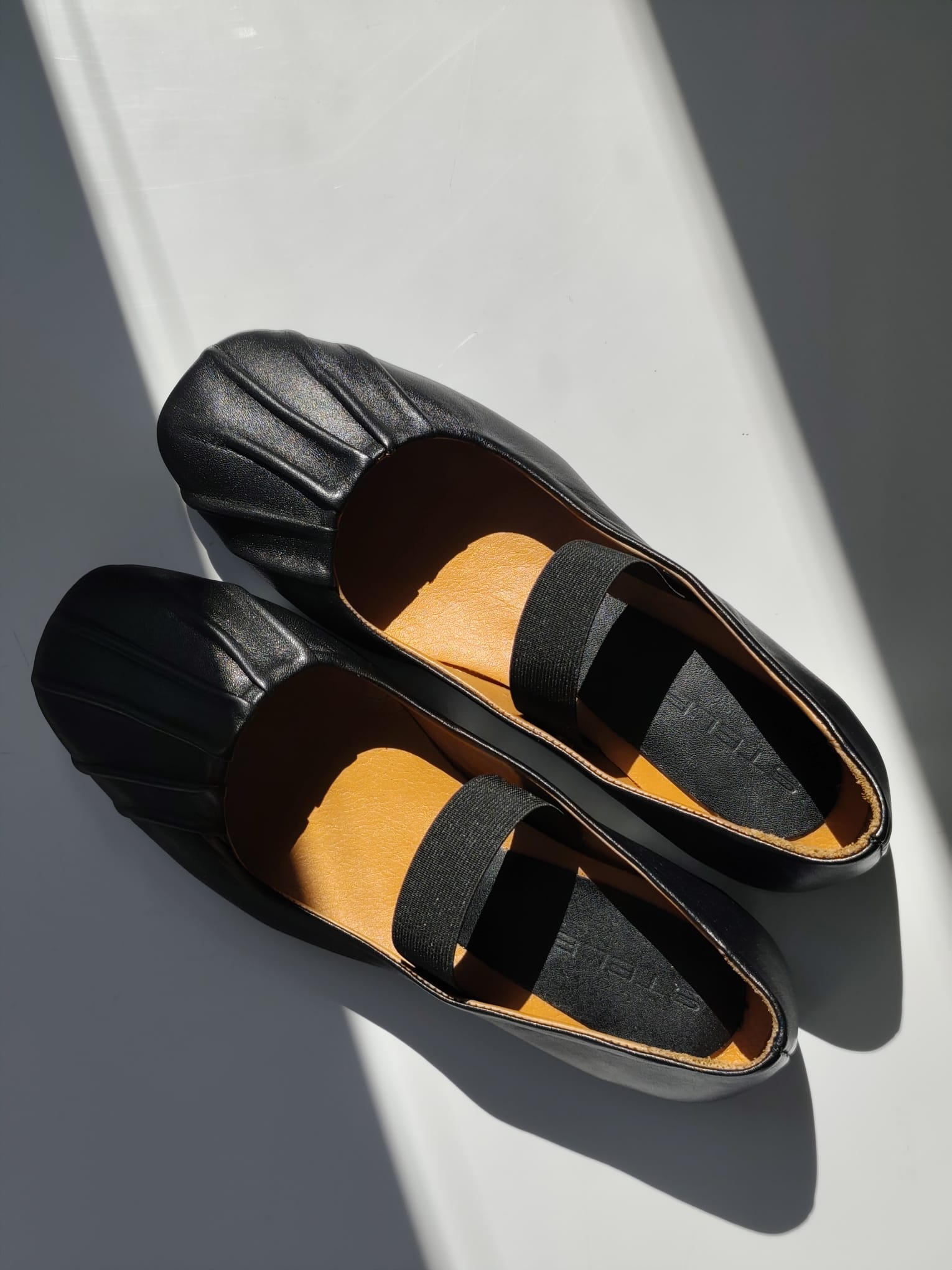 ISELA-ballerina-vista-ombre-e-luci-paio-nappa-nera-pieghe