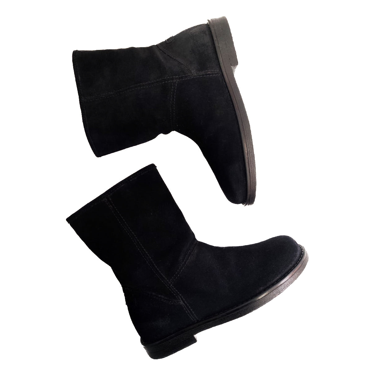 ALMIRA-tronchetto-tipo-ugg-vista-sopra-paio-camoscio-nero