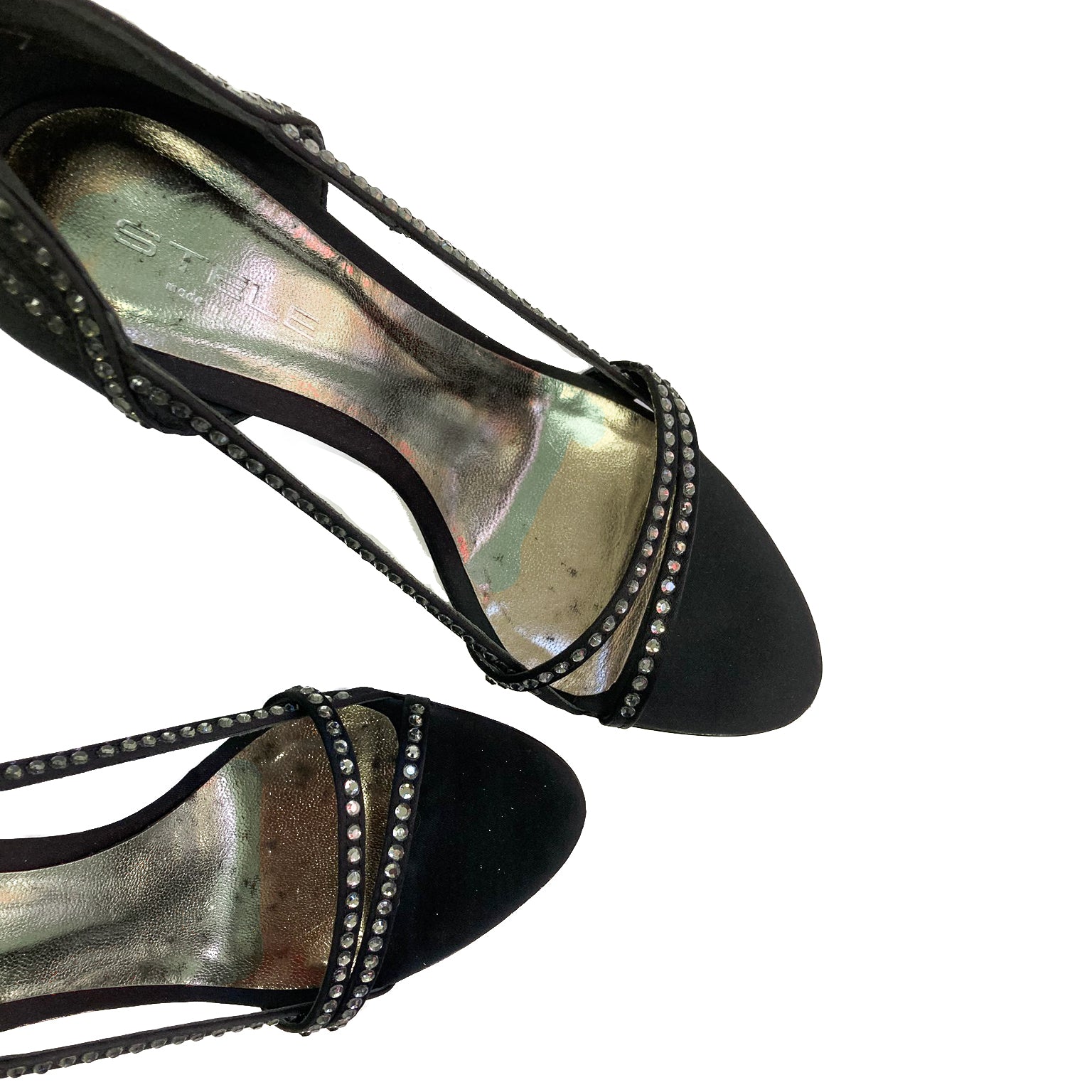 LIZ-sandalo-vista-punta-sopra-vicino-paio-raso-nero-swarovski