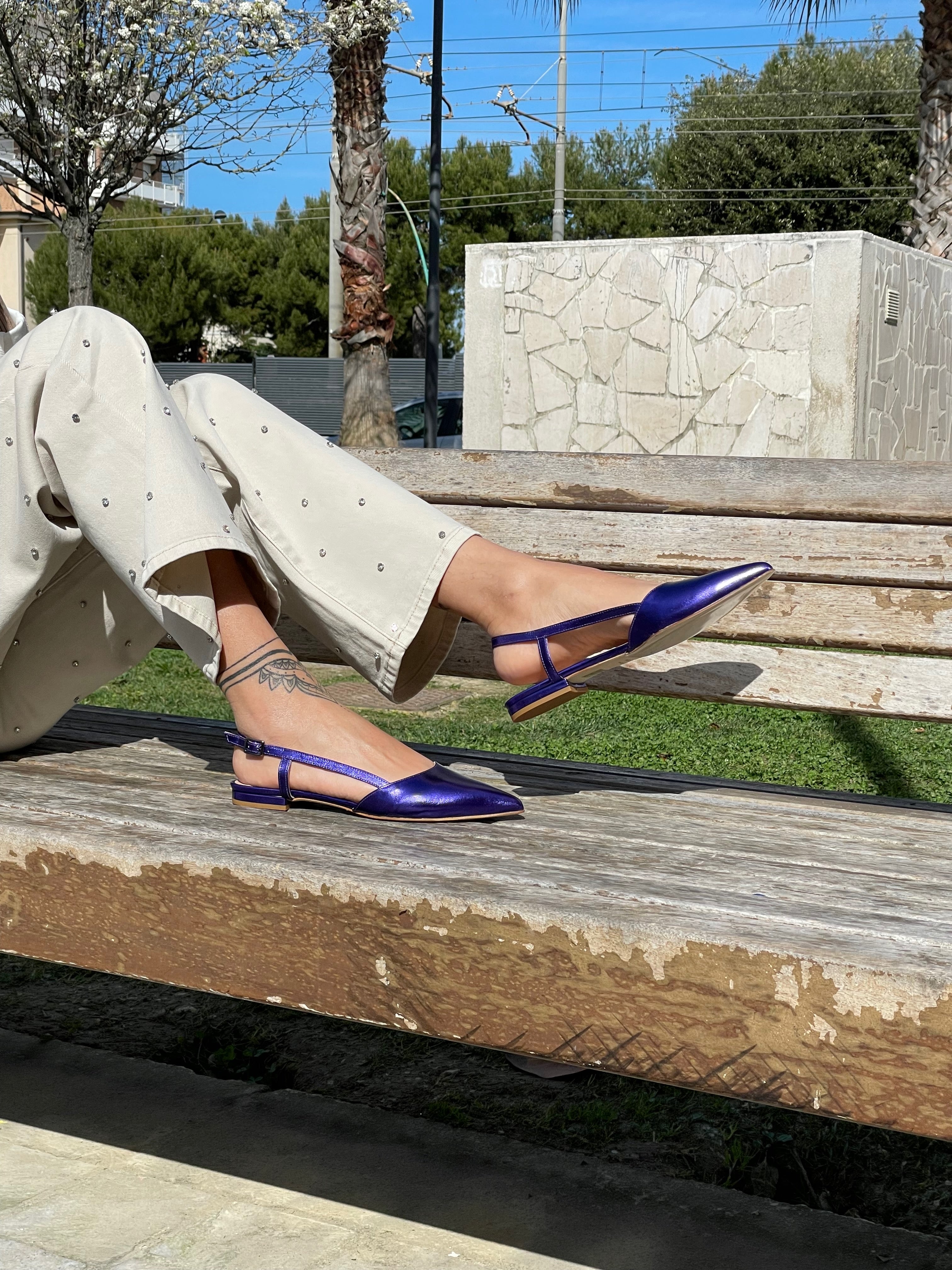 AMARILLIS-slingback-chanel-vista-indossato-punta-laminato-viola