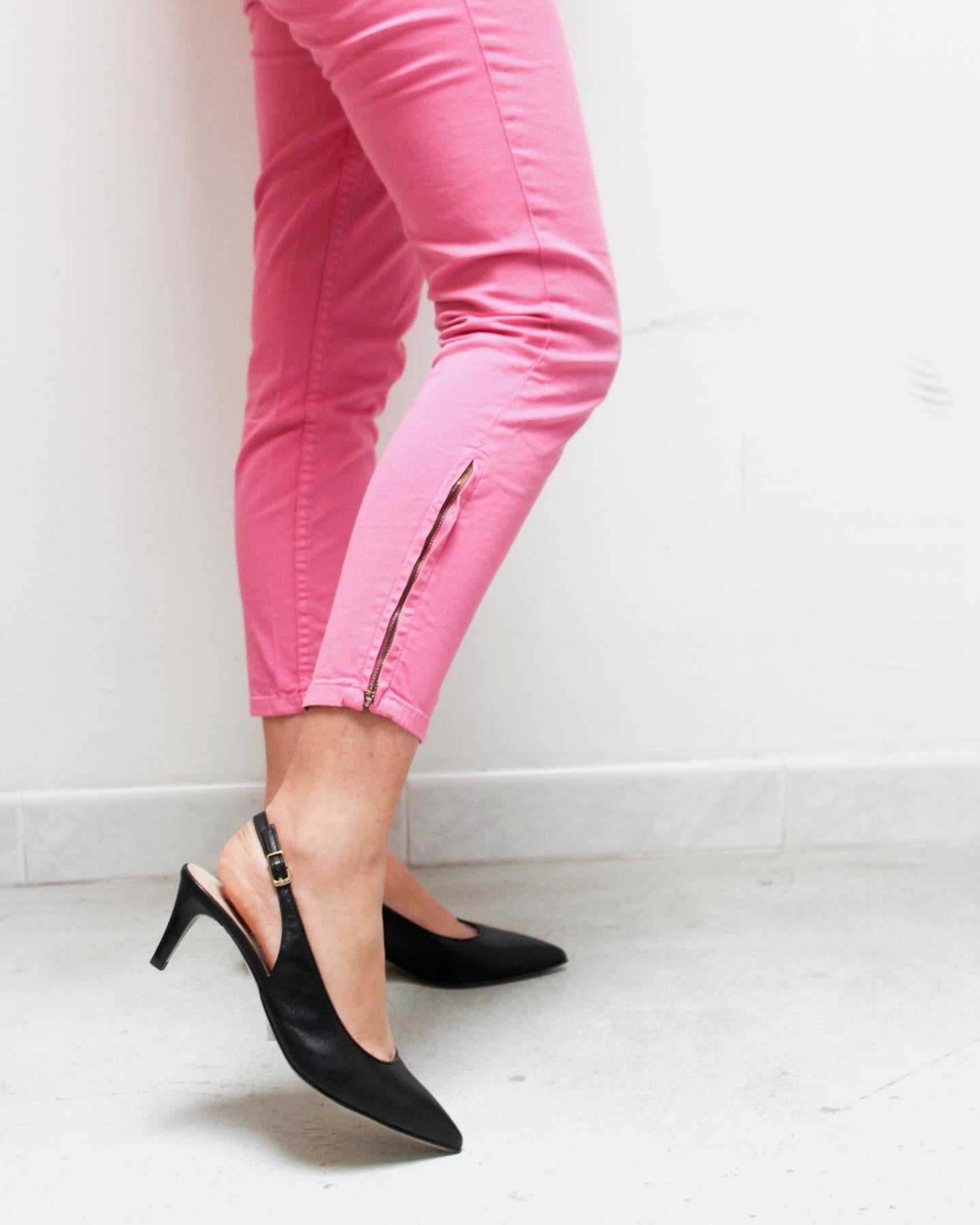 AMELIE-slingback-chanel-vista-indossato-esterna-punta-nappa-nera-tacco-5