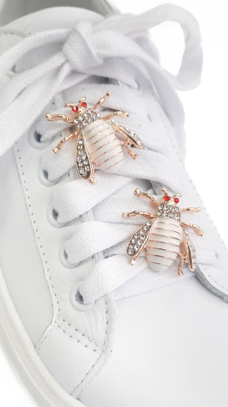 APE-BIANCA-accessori-vista-indossato-sneakers-paio-metallo-oro-smalto-bianco