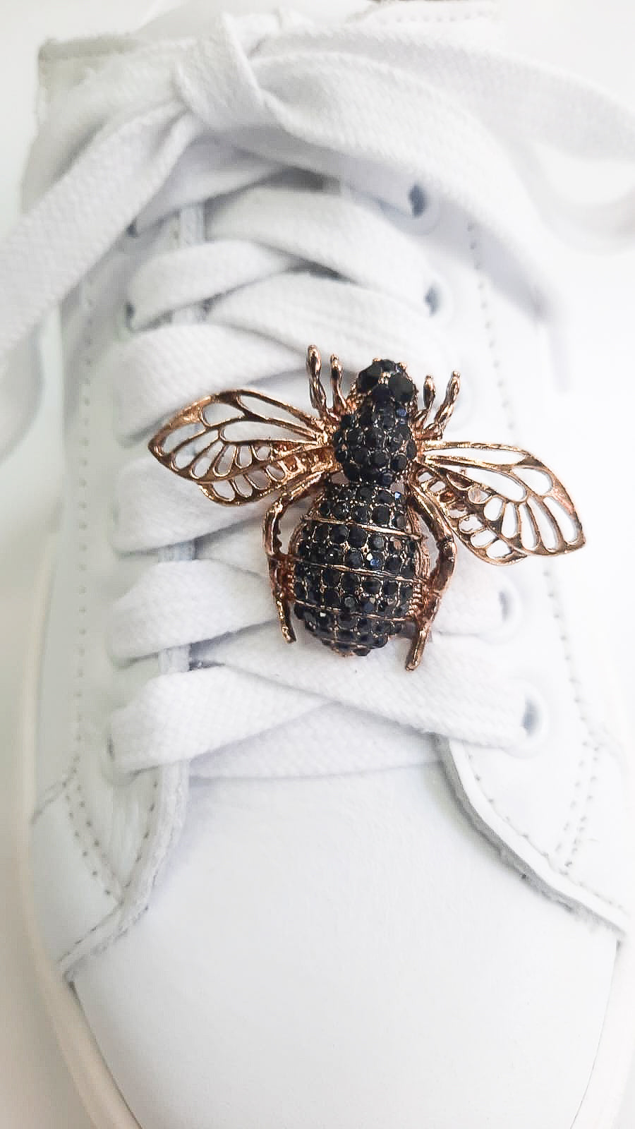 APE-STRASS-accessori-vista-indossato-sneakers-metallo-nero-invecchiato