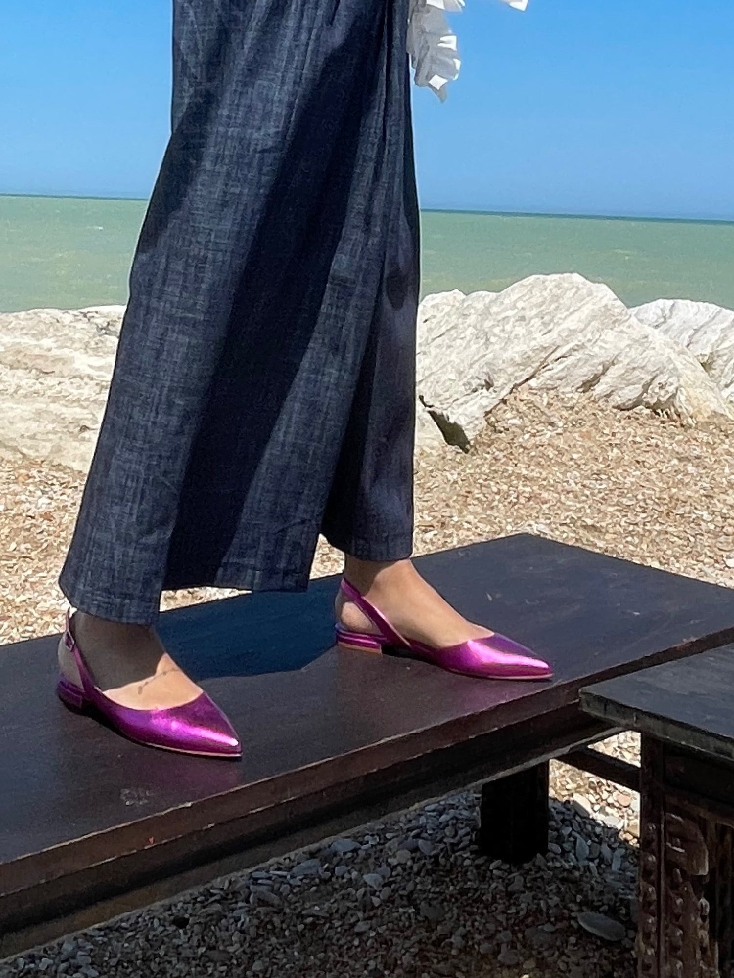 ARDISIA-slingback-chanel-vista-indossato-punta-laminato-fucsia