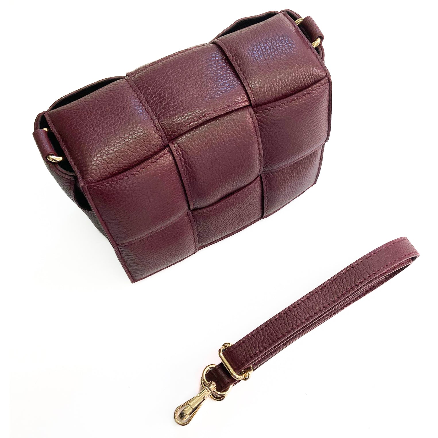 Astra-Bag-vitello-bordeaux-vista-da-sopra-con-tracolla-elegante-pratica