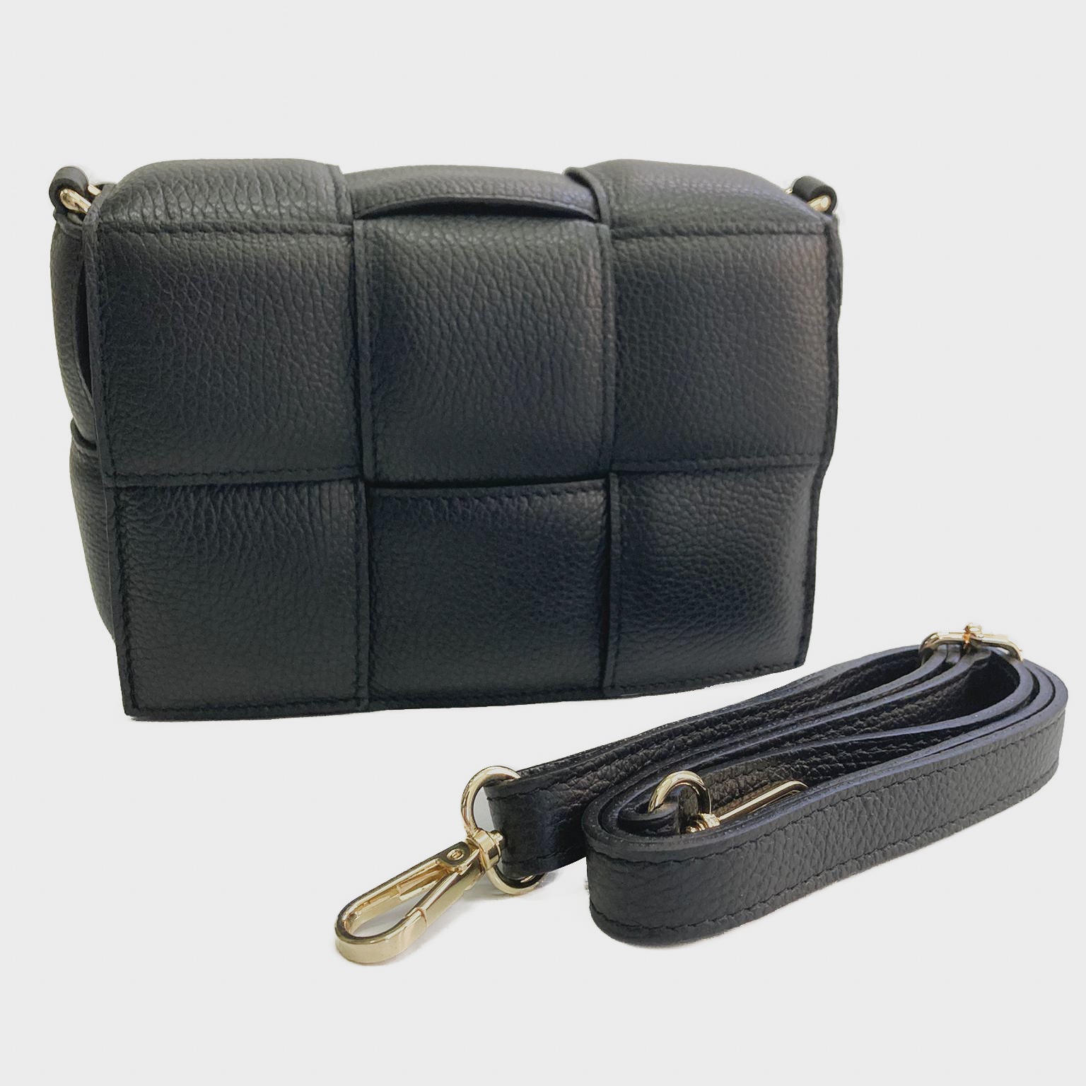 Astra-Bag-vitello-nero-vista-frontale-con-tracolla-elegante-pratica
