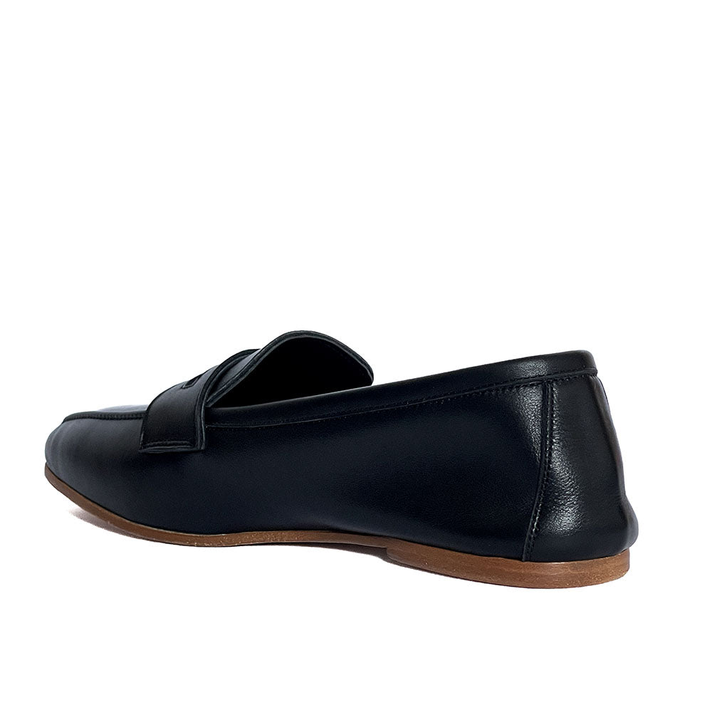ATENE-mocassino-vista-tallone-dietro-singola-nappa-nera