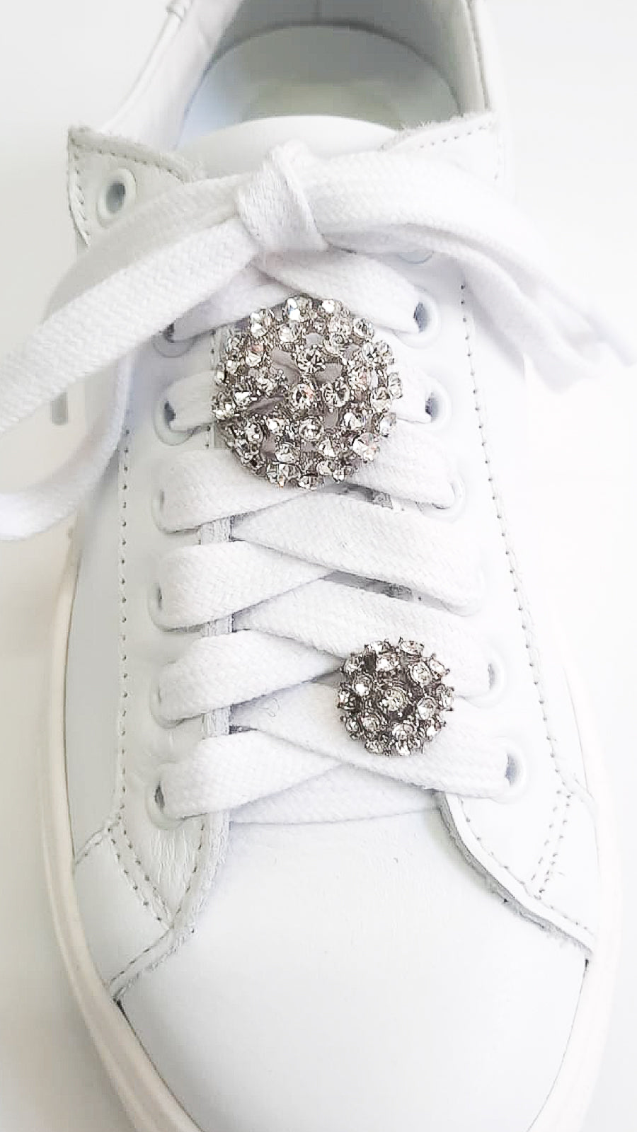 BOTTONE-STRASS-G-accessori-vista-indossato-sneakers-grandi-piccoli-metallo-argento
