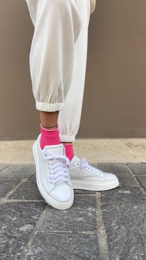 BRUXELLES-sneakers-vista-indossato-vicino-vitello-bianco