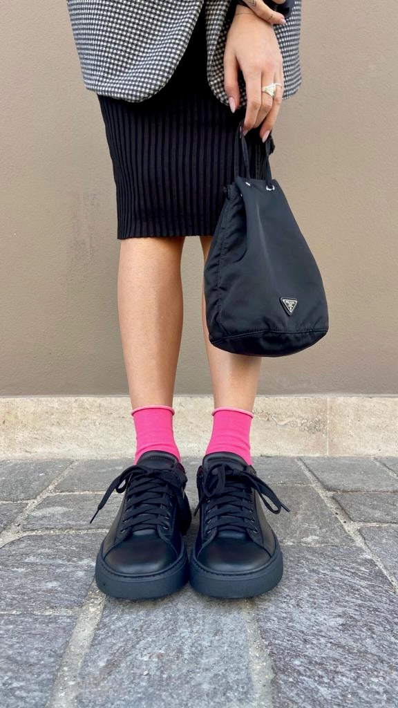 BRUXELLES-sneakers-vista-indossato-davanti-vitello-nero