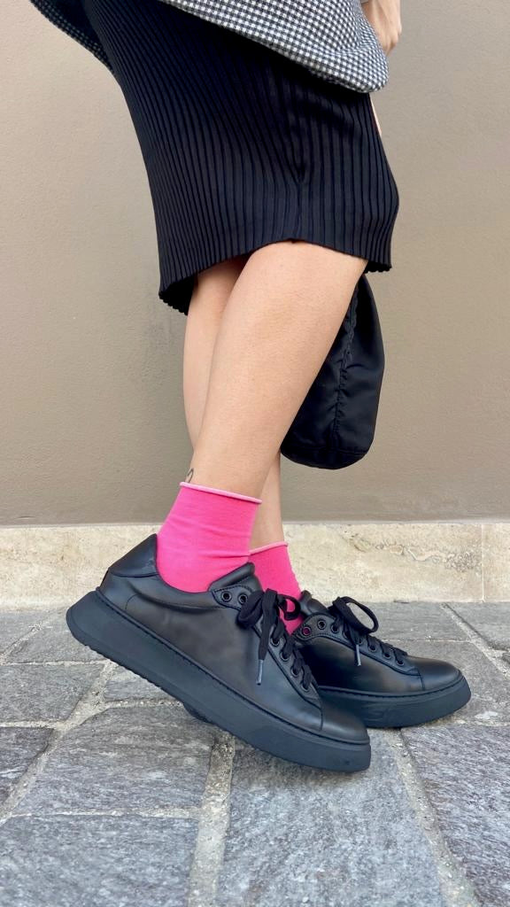 BRUXELLES-sneakers-vista-indossato-laterale-vitello-nero