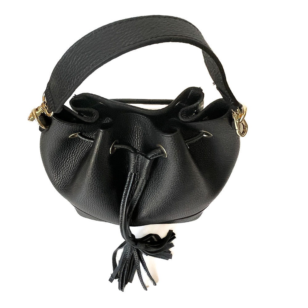 CAMELIA-BAG-borsa-secchiello-vista-chiusa-sopra-vitello-nero