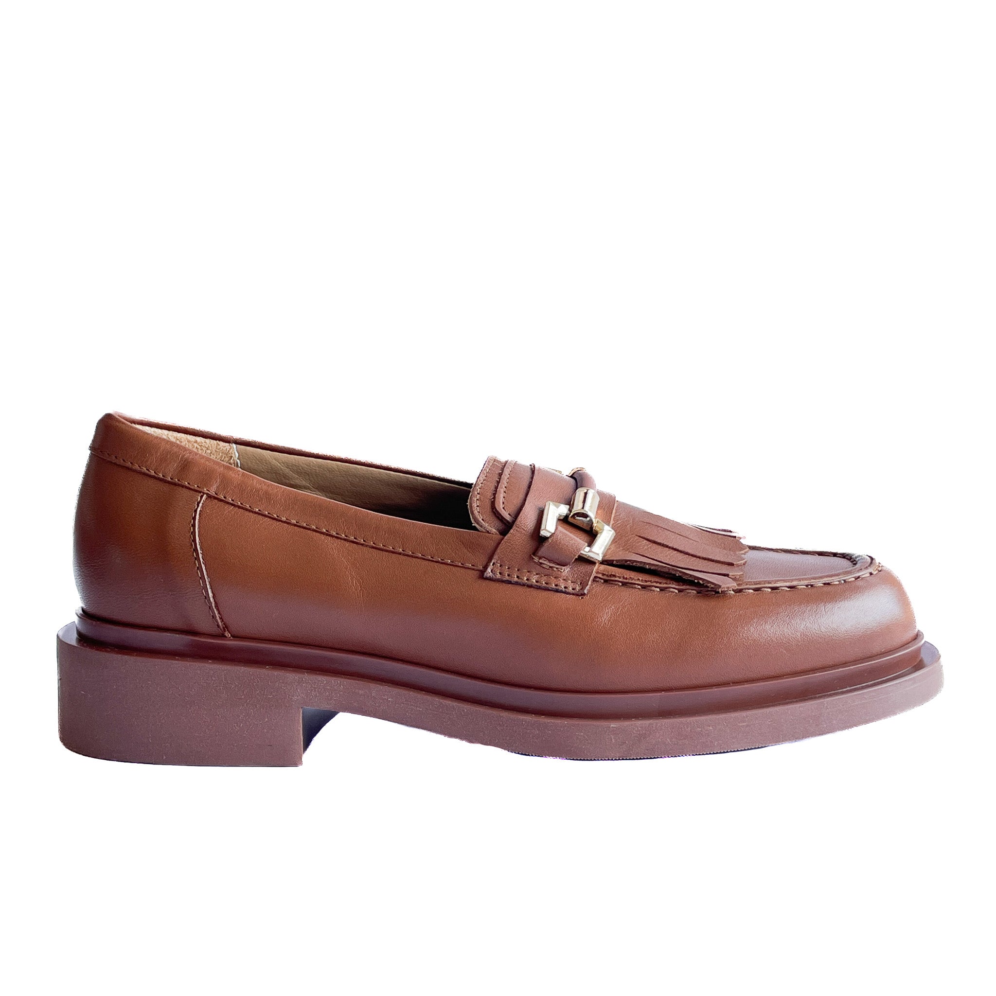 CAPRI-mocassino-vista-laterale-vitello-cuoio-accessorio-oro